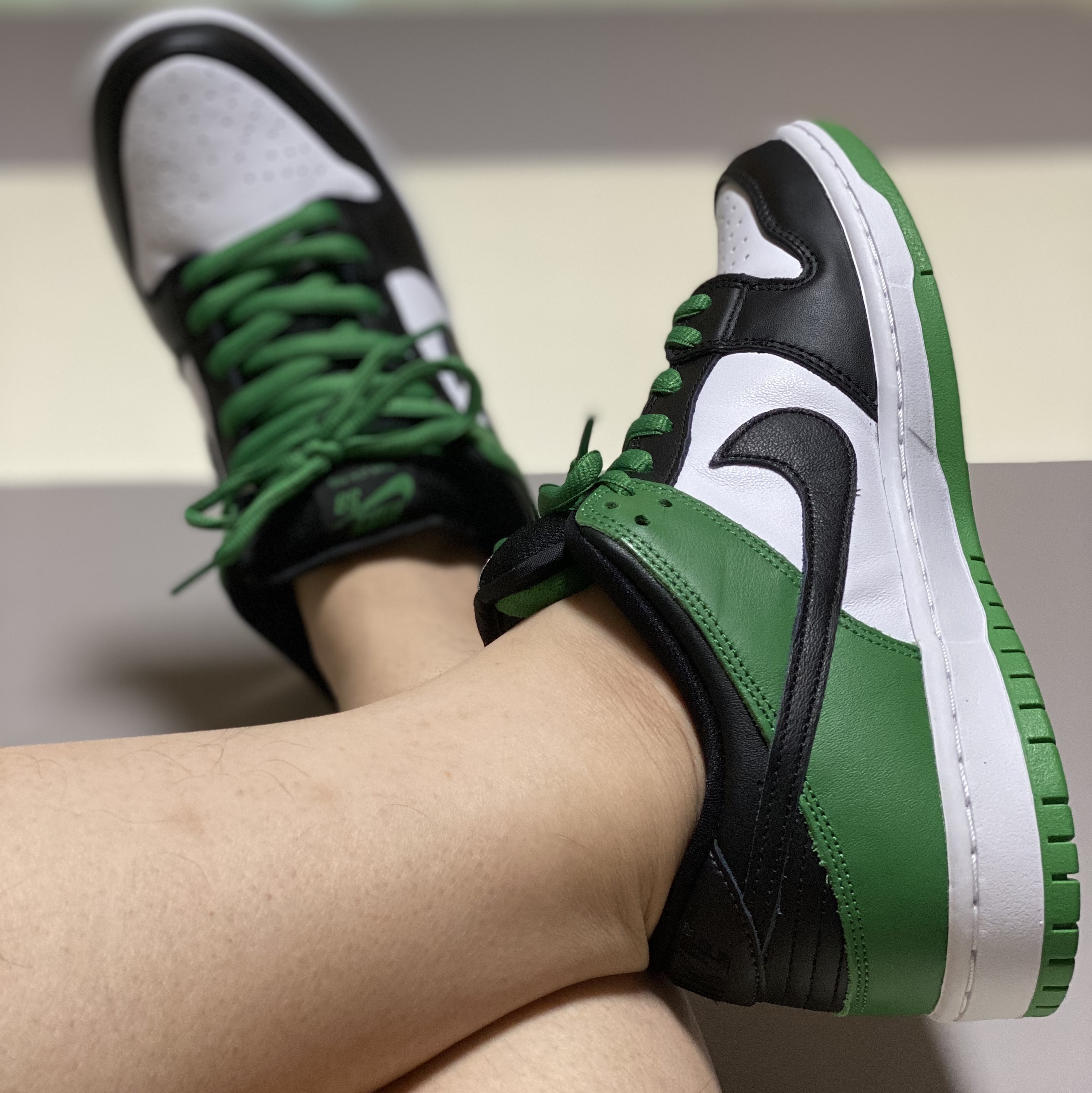Nike SB Dunk Low Pro Black and Classic Green 착용 스타일 - 2