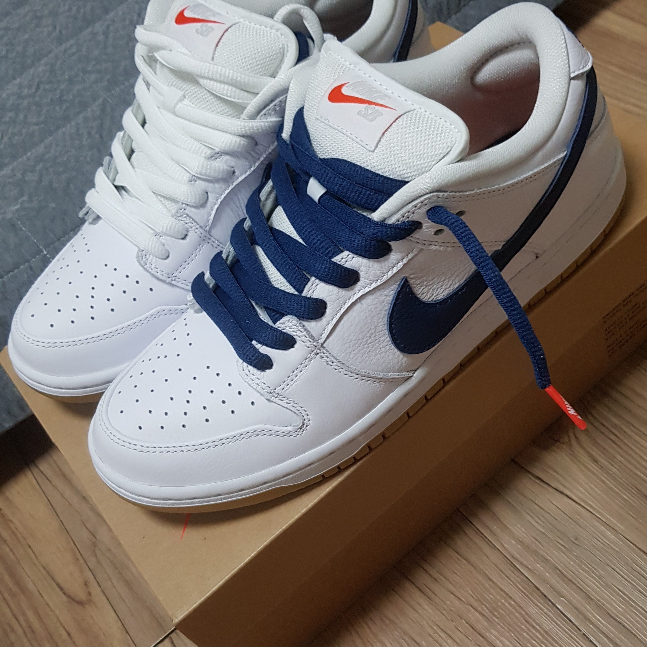 Nike SB Dunk Low Pro ISO Orange Label White Navy 착용 스타일 - 3