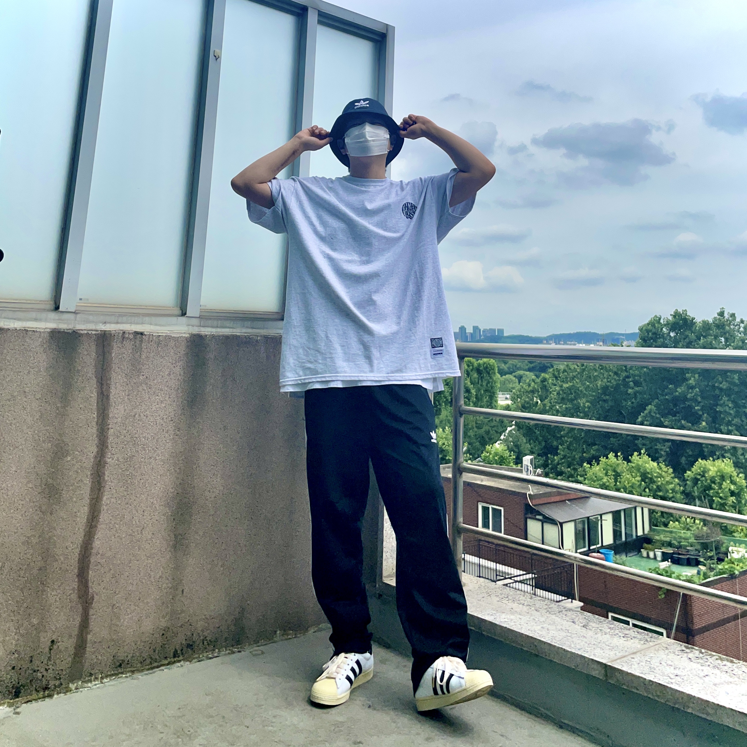 Adidas Superstar Premium White Black 착용 스타일