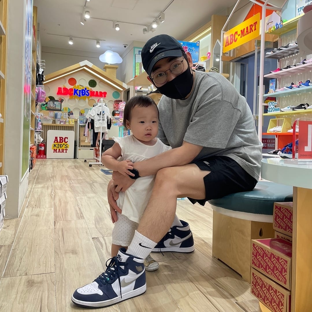 Jordan 1 Retro High OG CO.JP Midnight Navy, Nike NRG Solo Swoosh T-Shirt Dark Grey Heather - US/EU 착용 스타일 - 2