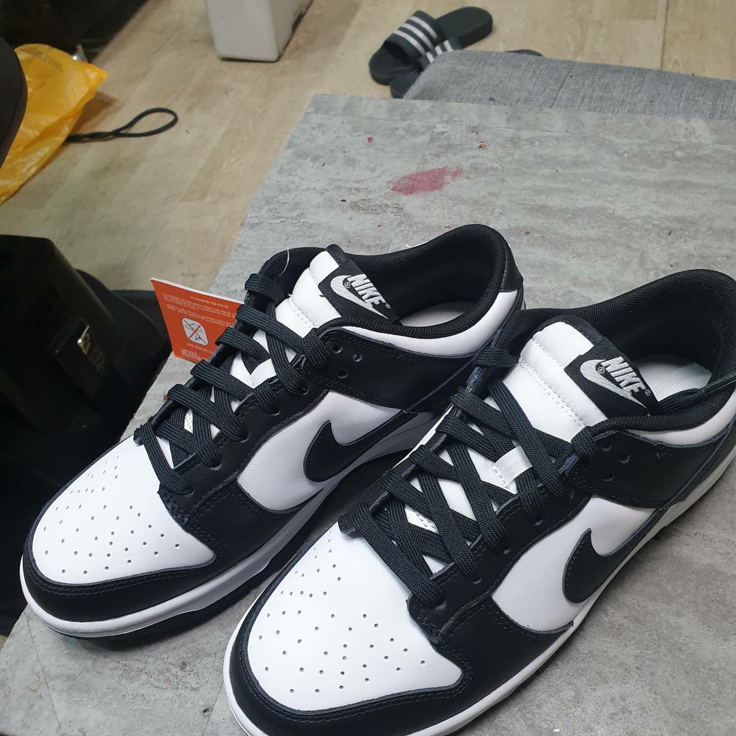 Nike Dunk Low Retro Black, Jordan 1 Low Black Particle Grey 착용 스타일 - 3