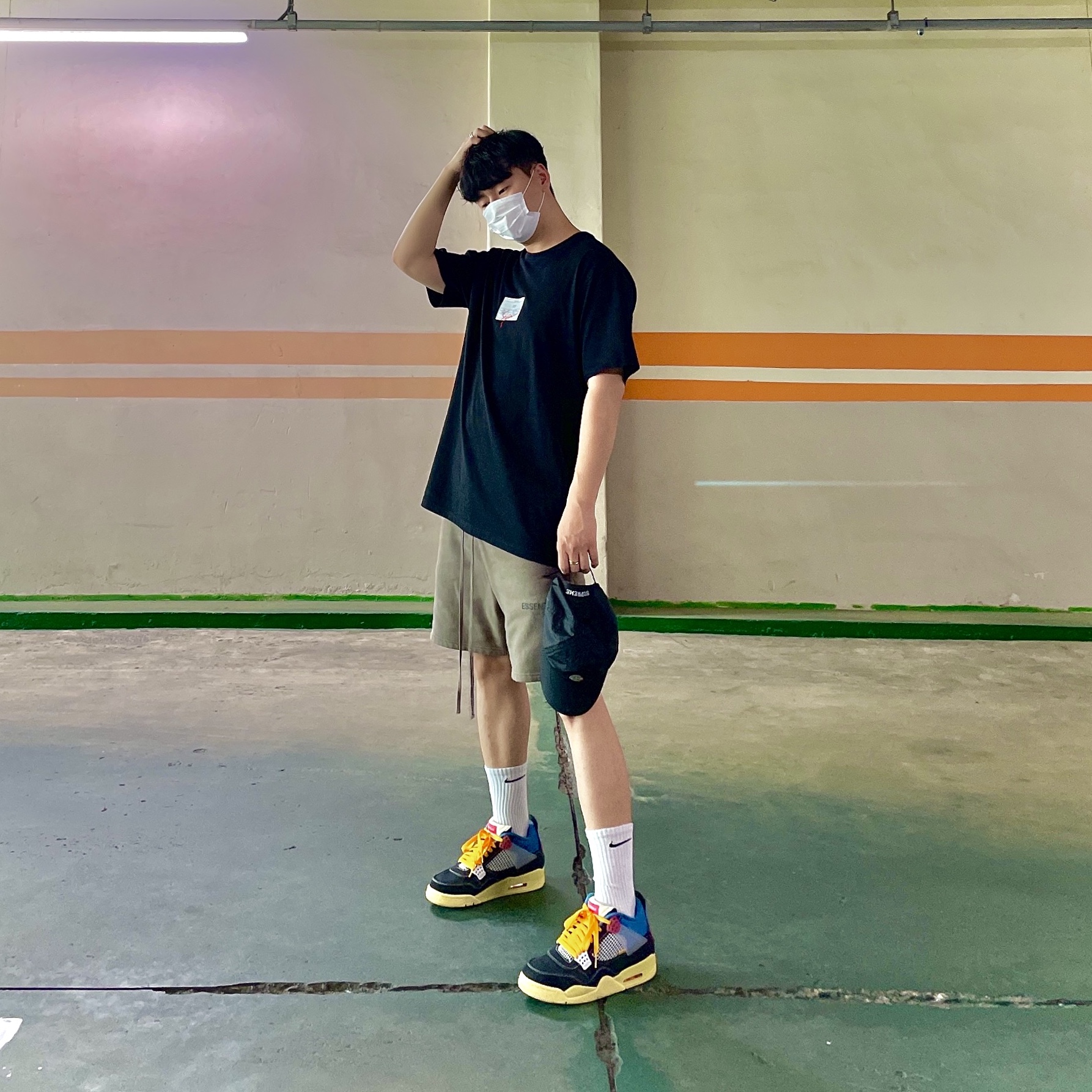 Supreme Signature Label S/S Top Black - 21SS, Essentials Sweatshorts Taupe - 21SS 착용 스타일 - 1