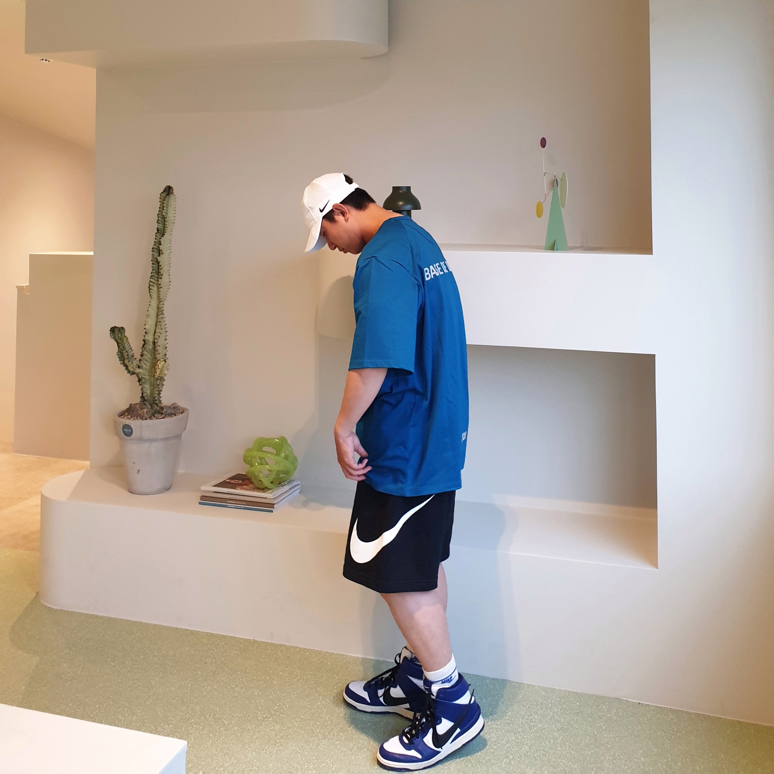 Nike x Ambush Dunk High Deep Royal Blue, Nike x Drake Nocta Cardinal Stock Essential Cap White 착용 스타일 - 1