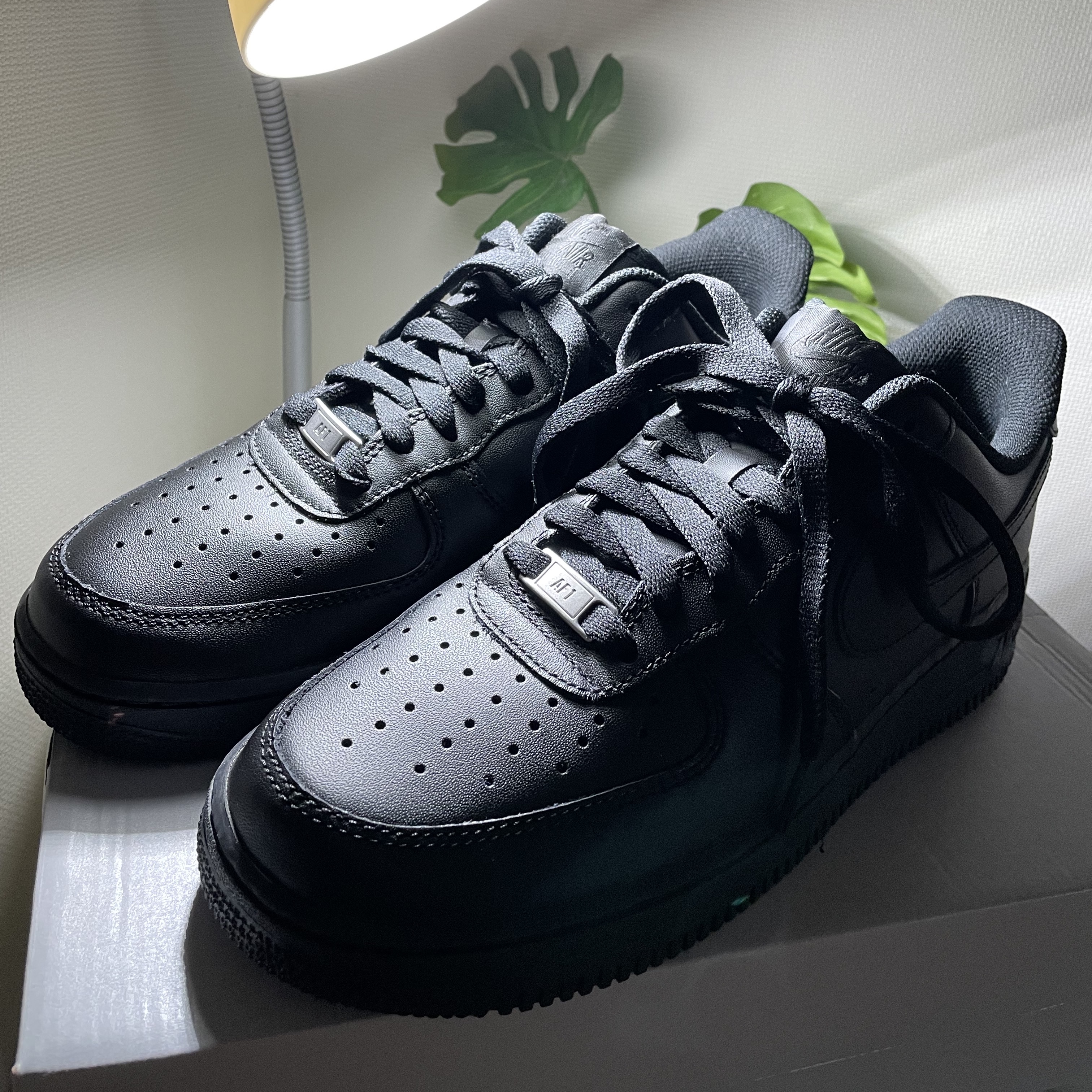 (W) Nike Air Force 1 '07 Low Triple Black 착용 스타일