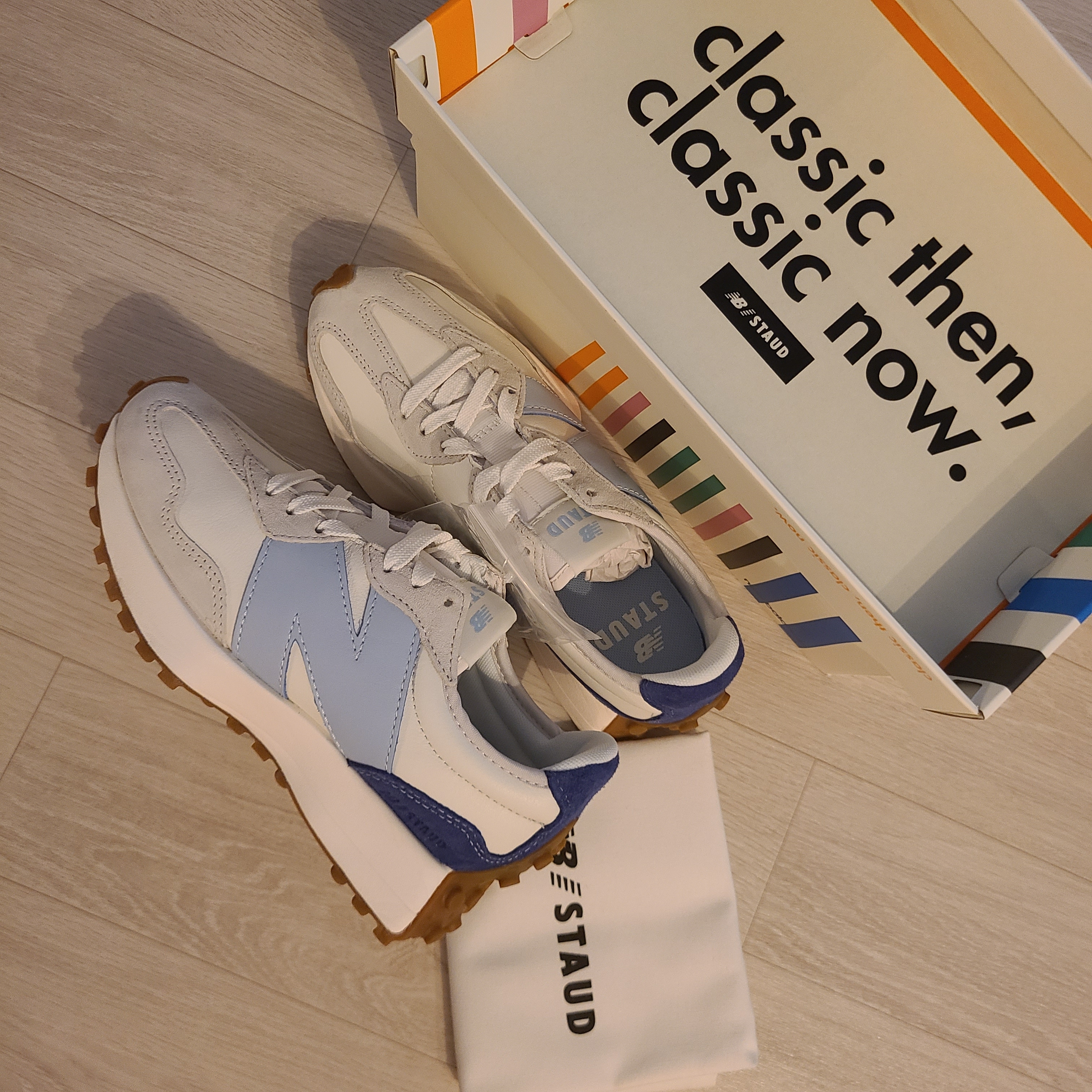 New Balance x Staud 327 Sea Salt Atlantic, New Balance x Staud 5740 Green 착용 스타일 - 1