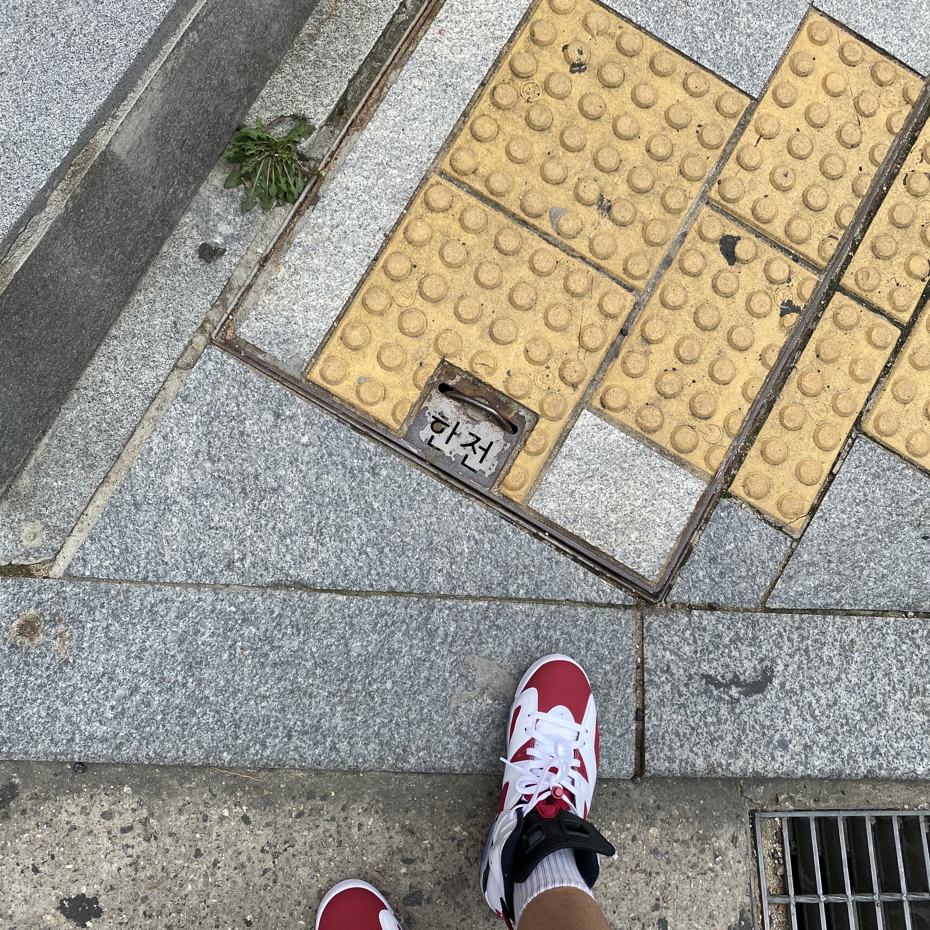 Essentials T-Shirt Black - 21SS, Jordan 6 Retro Carmine 2021 착용 스타일 - 3