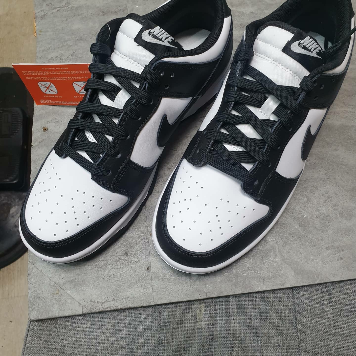 Nike Dunk Low Retro Black, Jordan 1 Low Black Particle Grey 착용 스타일 - 4