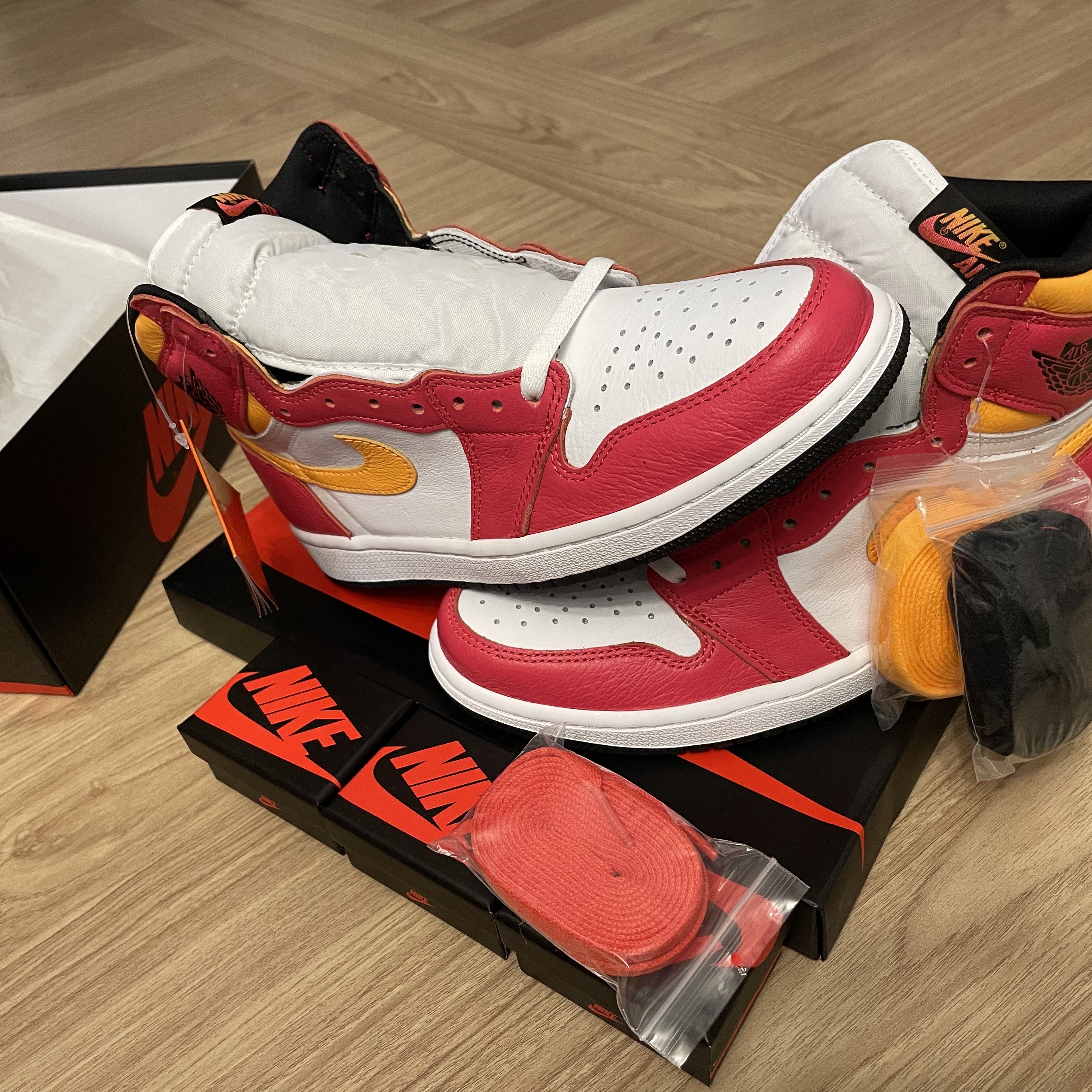 Jordan 1 Retro High OG Light Fusion Red 착용 스타일 - 3