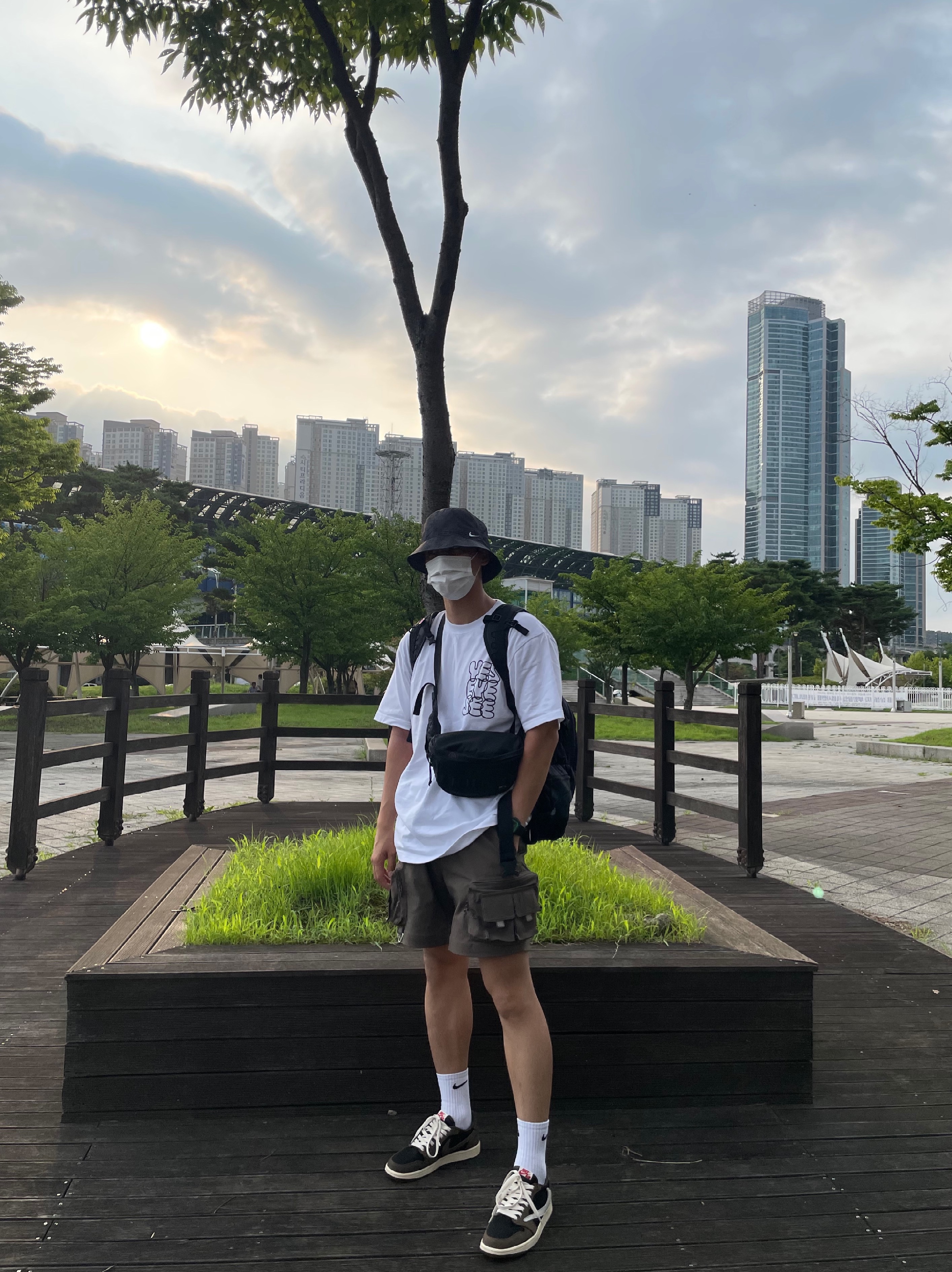 Nike NRG Bucket Hat Black, Nike ACG Cargo Shorts Ironstone - Asia 착용 스타일 - 1