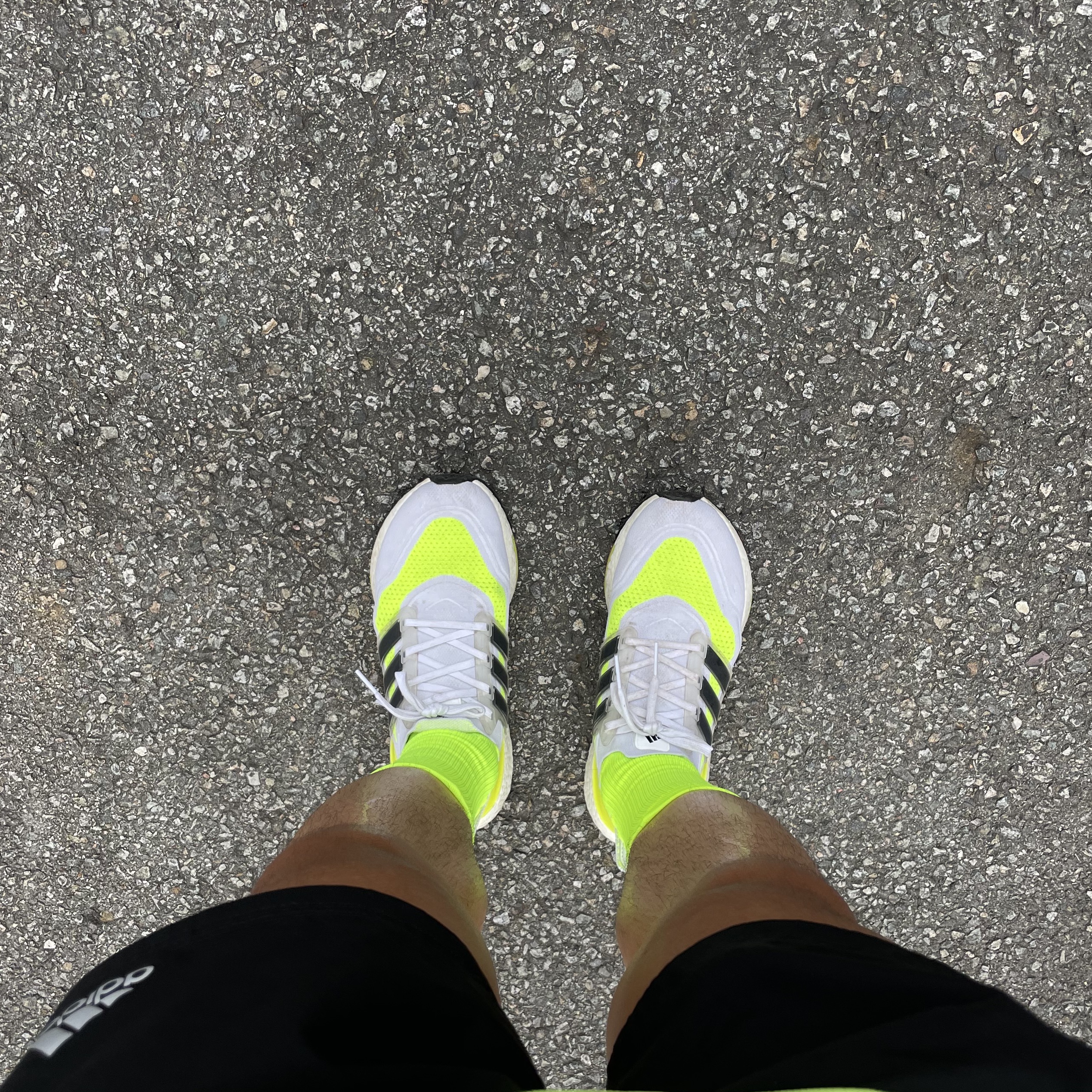 Adidas Ultraboost 21 Solar Yellow 착용 스타일