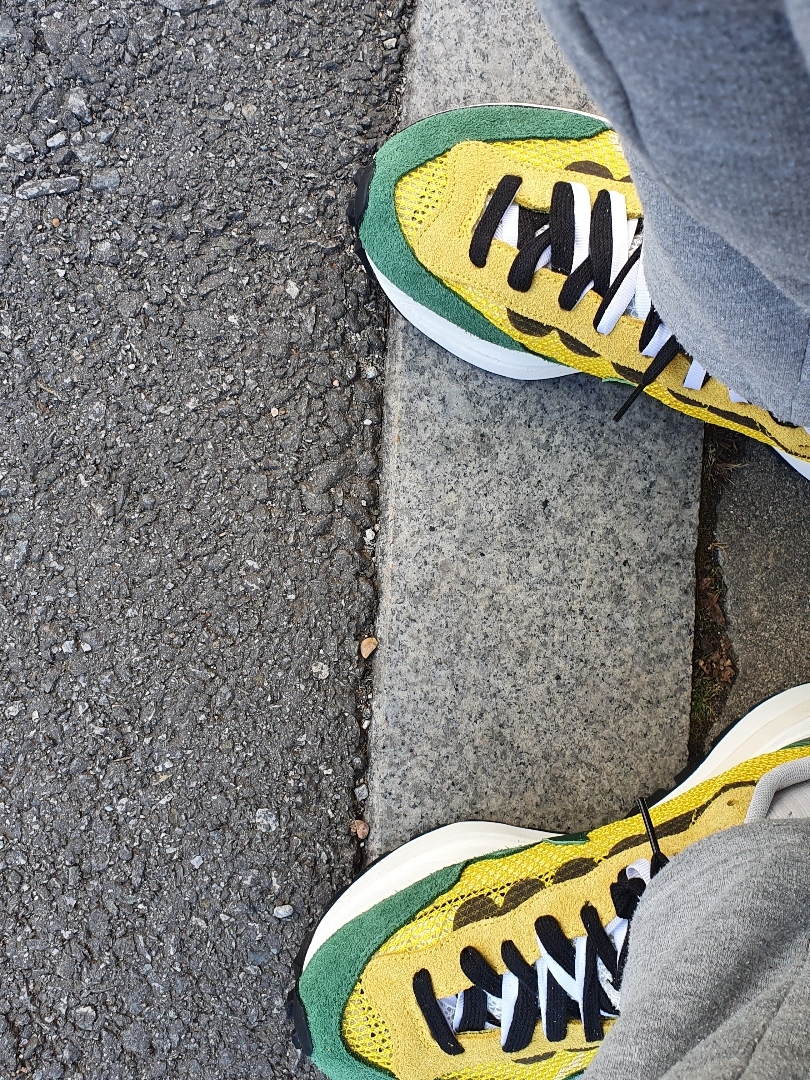 Nike x Sacai VaporWaffle Tour Yellow & Gorge Green Sail 착용 스타일