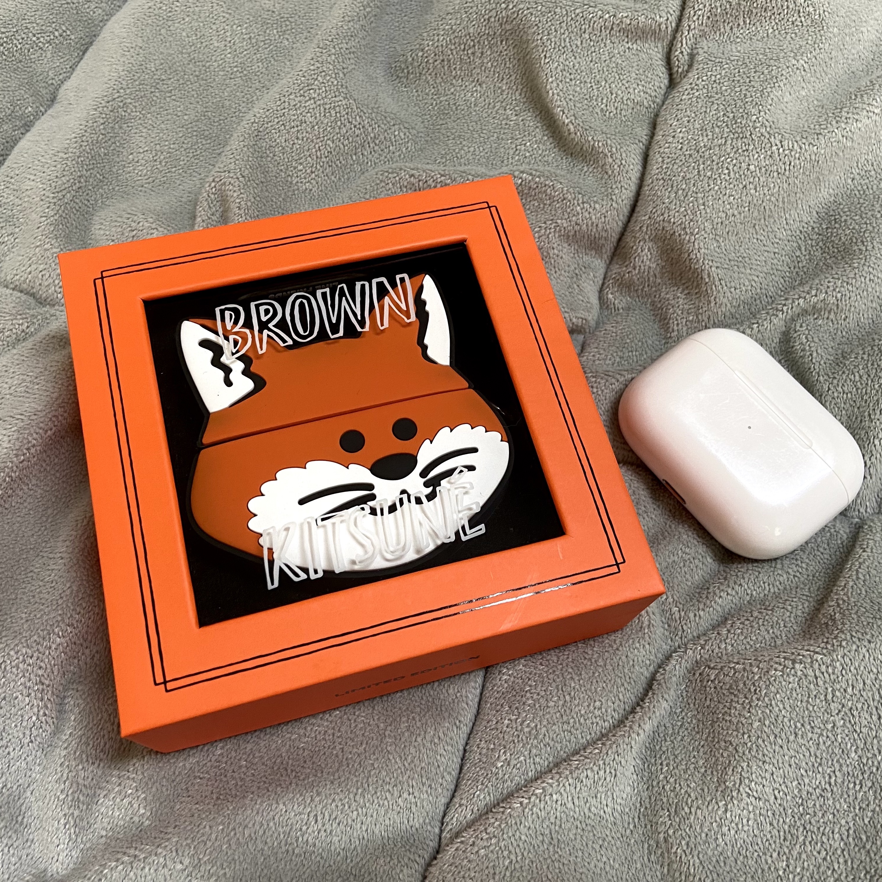 Maison Kitsune x Line Friends Kitsune AirPods Pro Case, Maison Kitsune x Line Friends Kitsune AirPods Case 착용 스타일