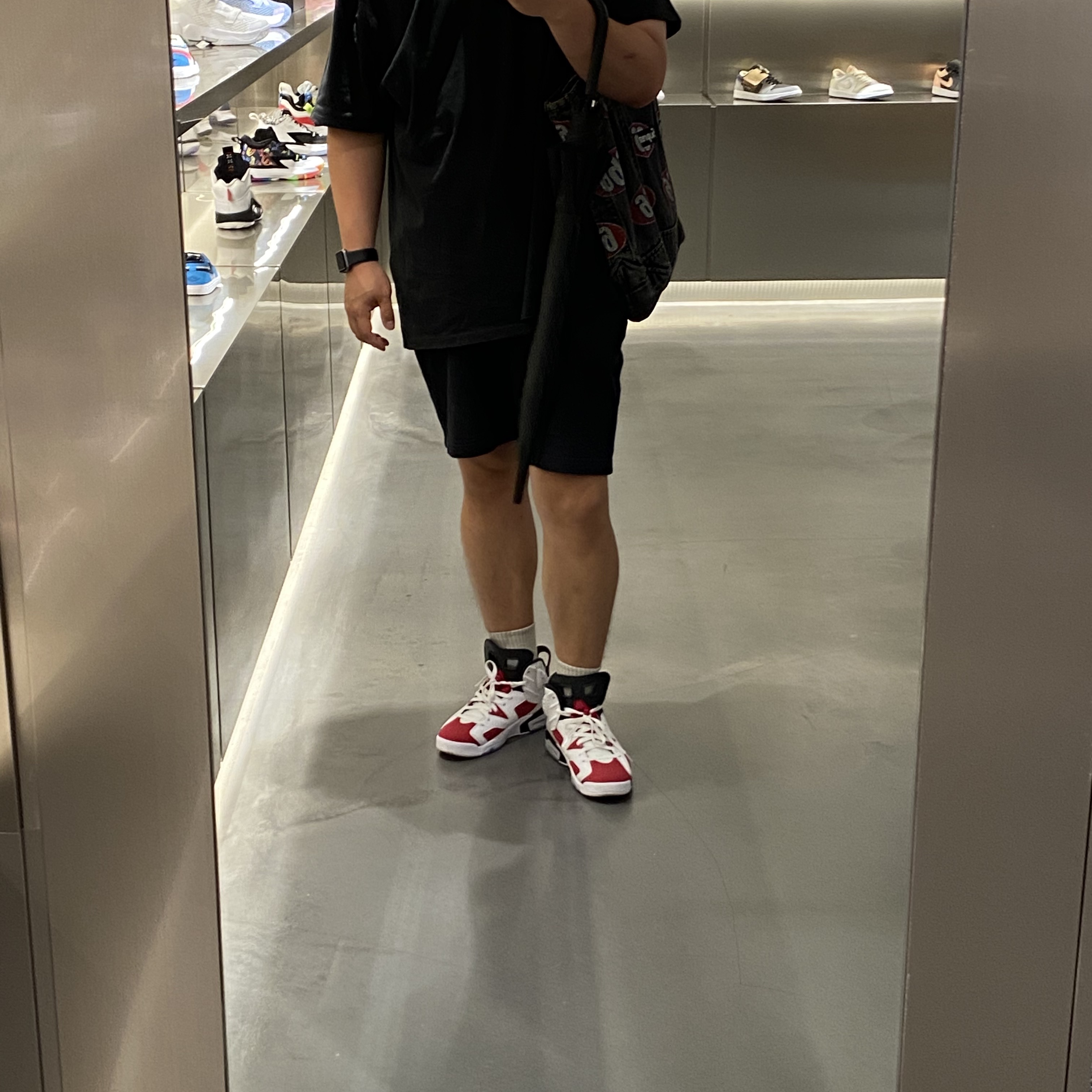 Essentials T-Shirt Black - 21SS, Jordan 6 Retro Carmine 2021 착용 스타일 - 2