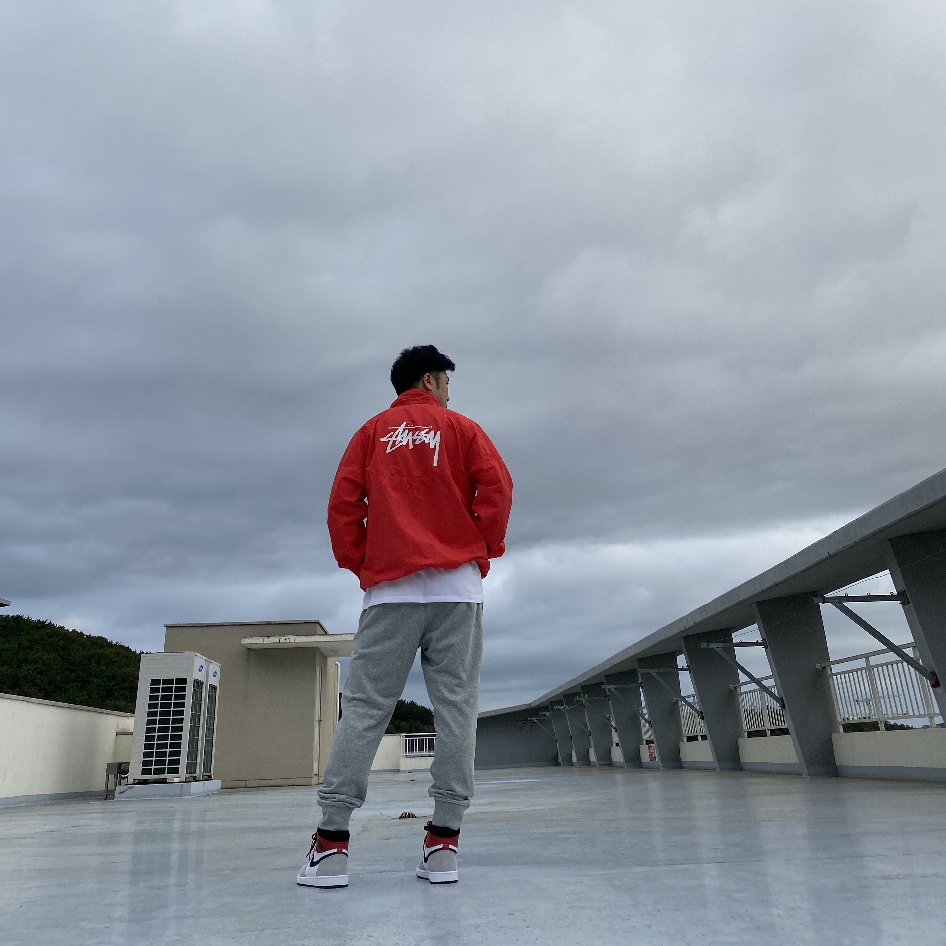 Nike x Stussy Windrunner Jacket Habanero Red, Jordan 1 Retro High OG Light Smoke Grey 착용 스타일 - 1