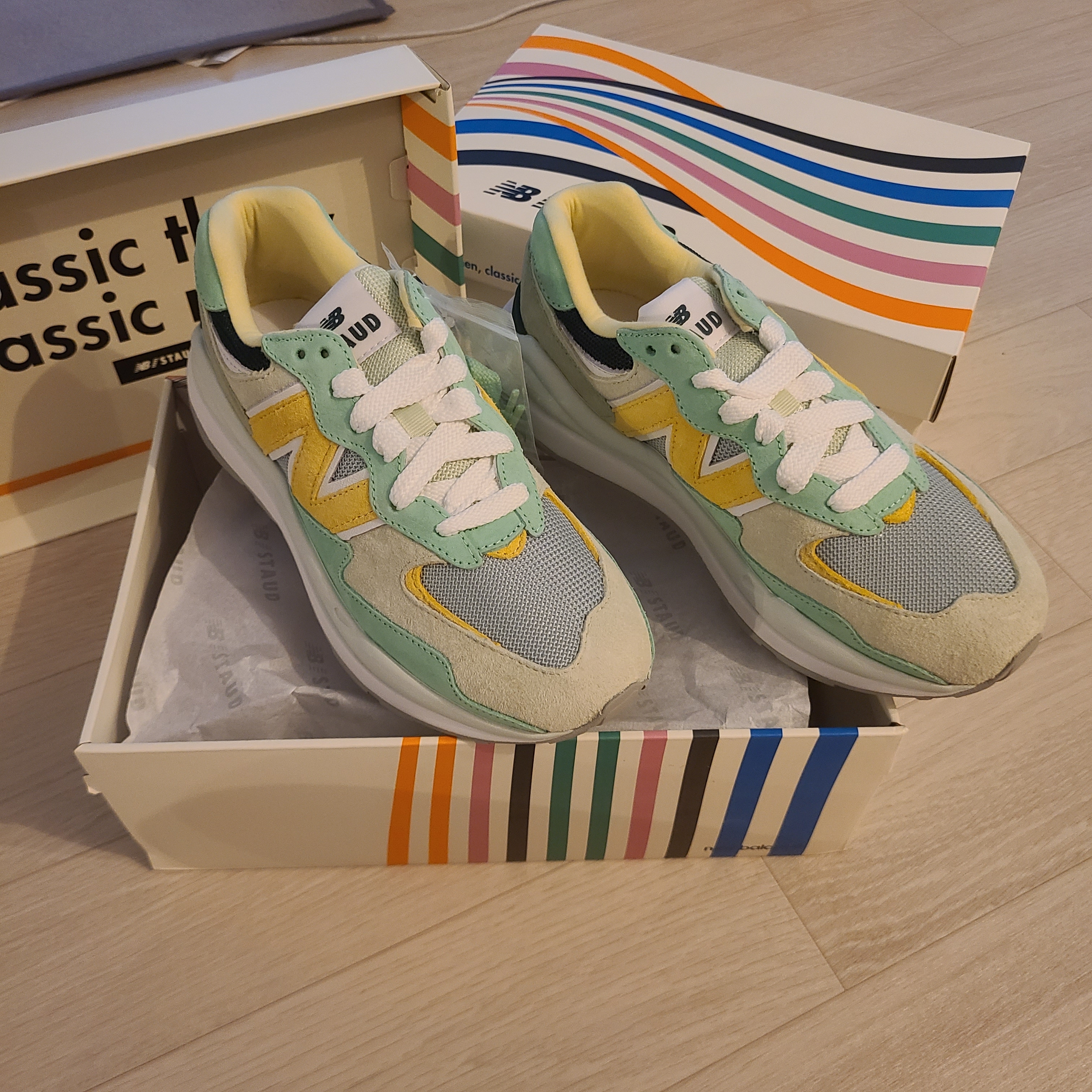 New Balance x Staud 327 Sea Salt Atlantic, New Balance x Staud 5740 Green 착용 스타일 - 2