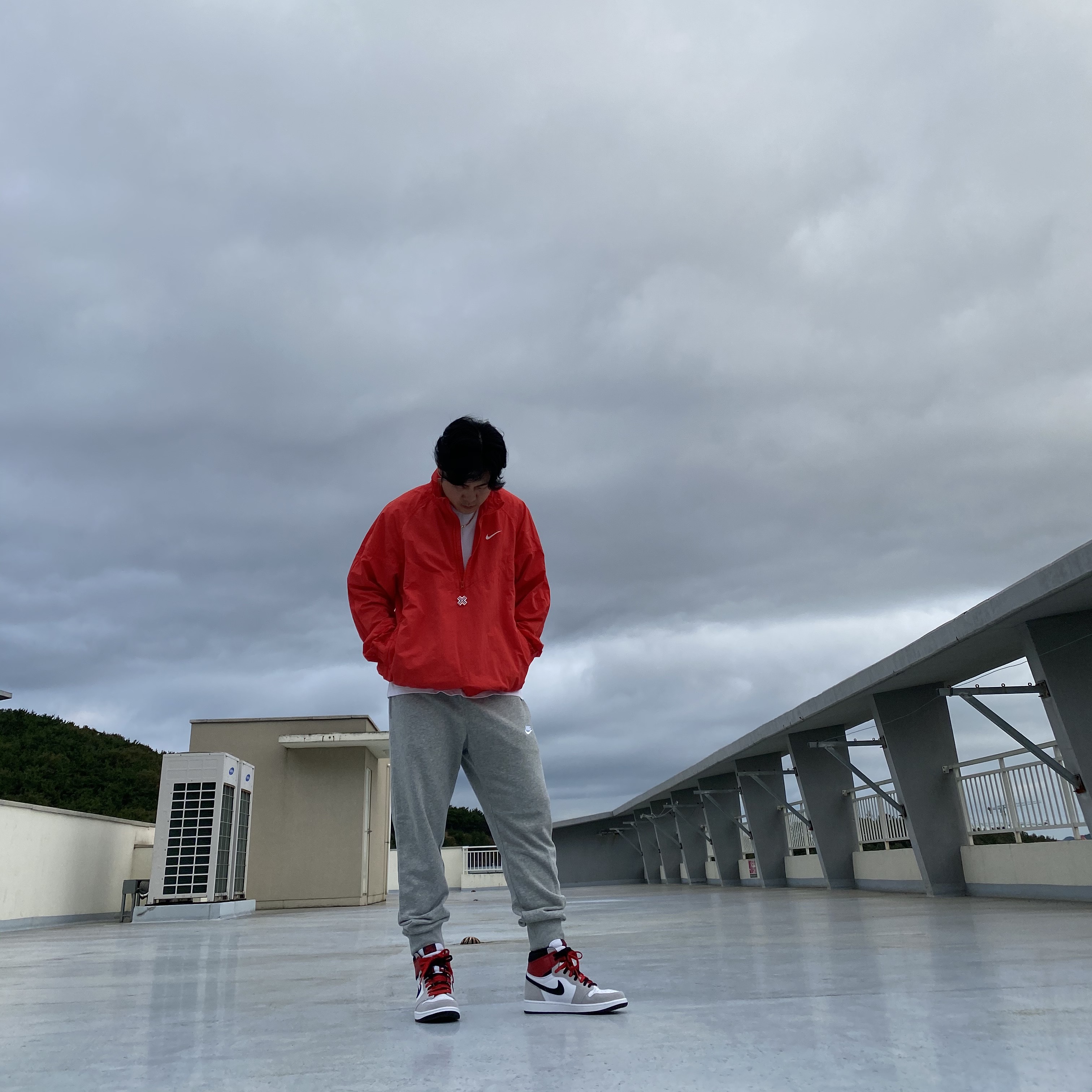 Nike x Stussy Windrunner Jacket Habanero Red, Jordan 1 Retro High OG Light Smoke Grey 착용 스타일 - 2