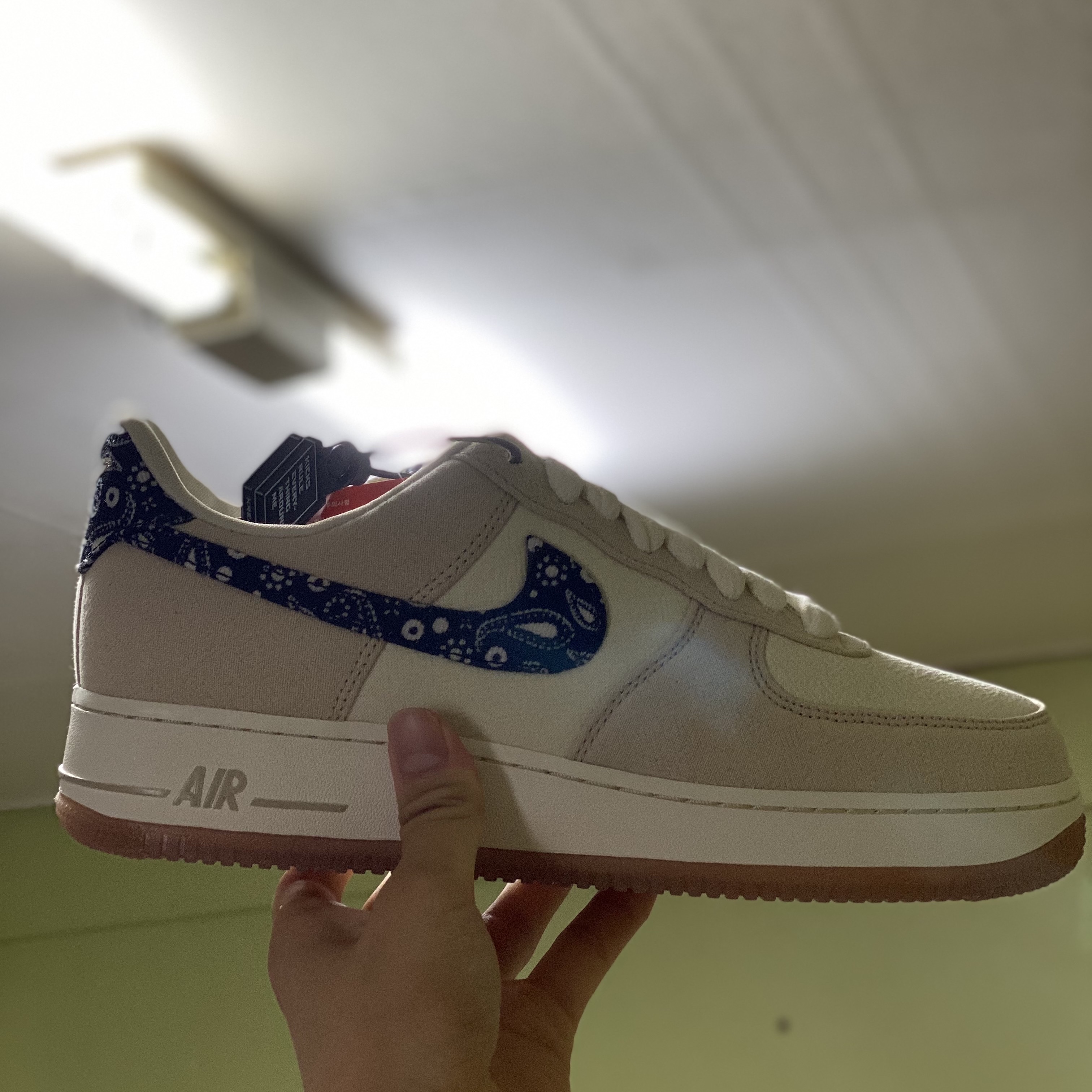 Nike Air Force 1 '07 LV8 Paisley Swoosh 착용 스타일