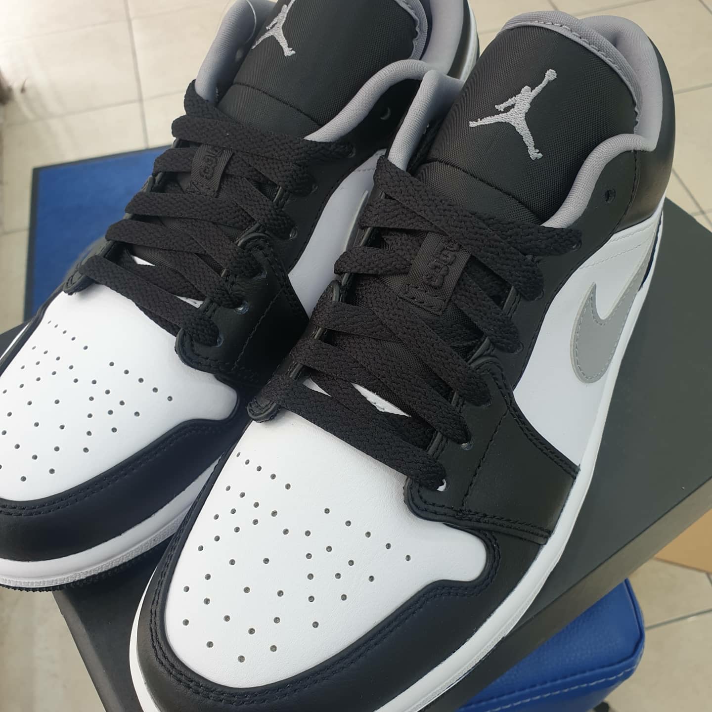Nike Dunk Low Retro Black, Jordan 1 Low Black Particle Grey 착용 스타일 - 2