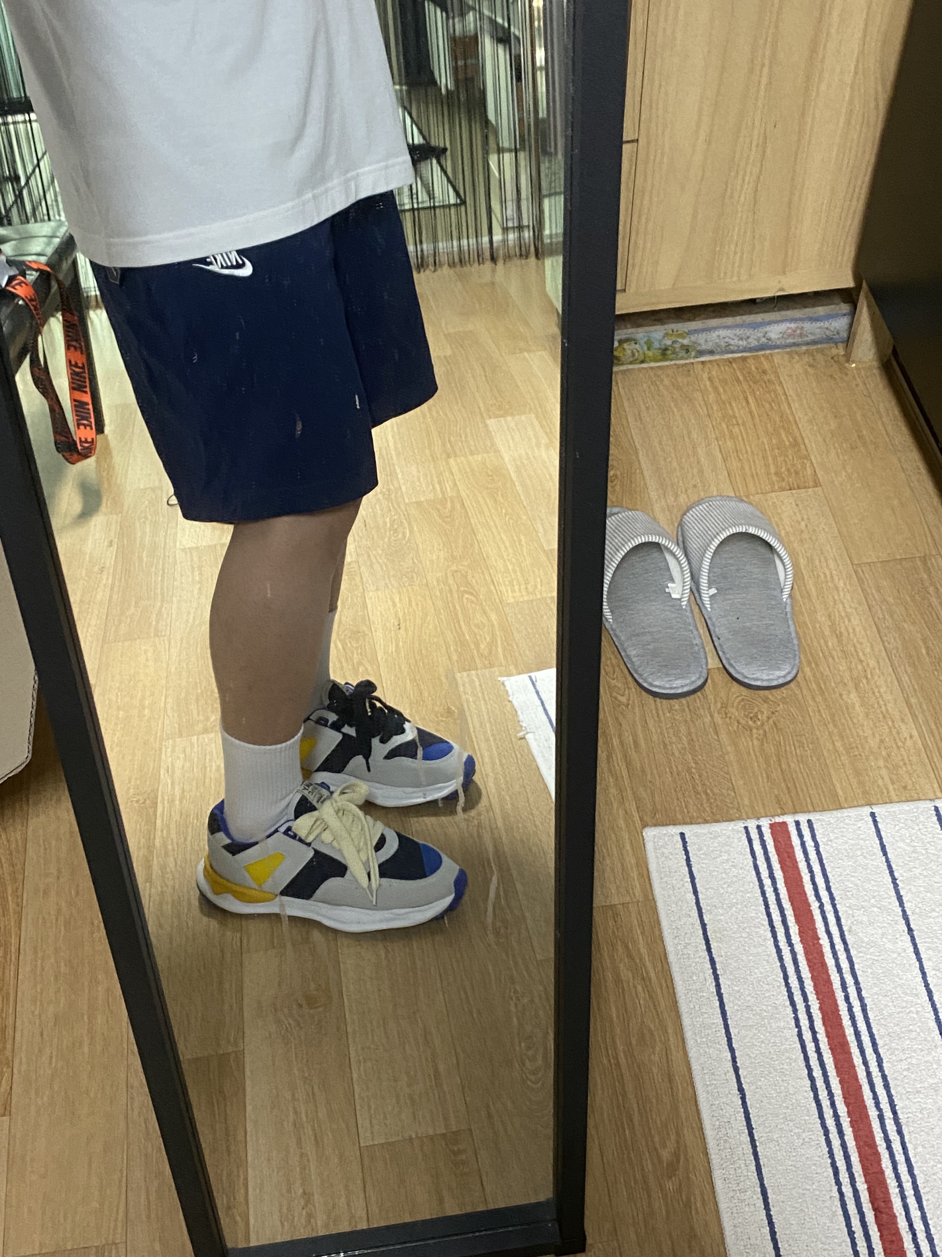 Palace Tri-Ferg Colour Blur T-Shirt White - 20FW, Maison Mihara Yasuhiro x Nigel Cabourn FR Army Sneakers Navy 착용 스타일 - 2