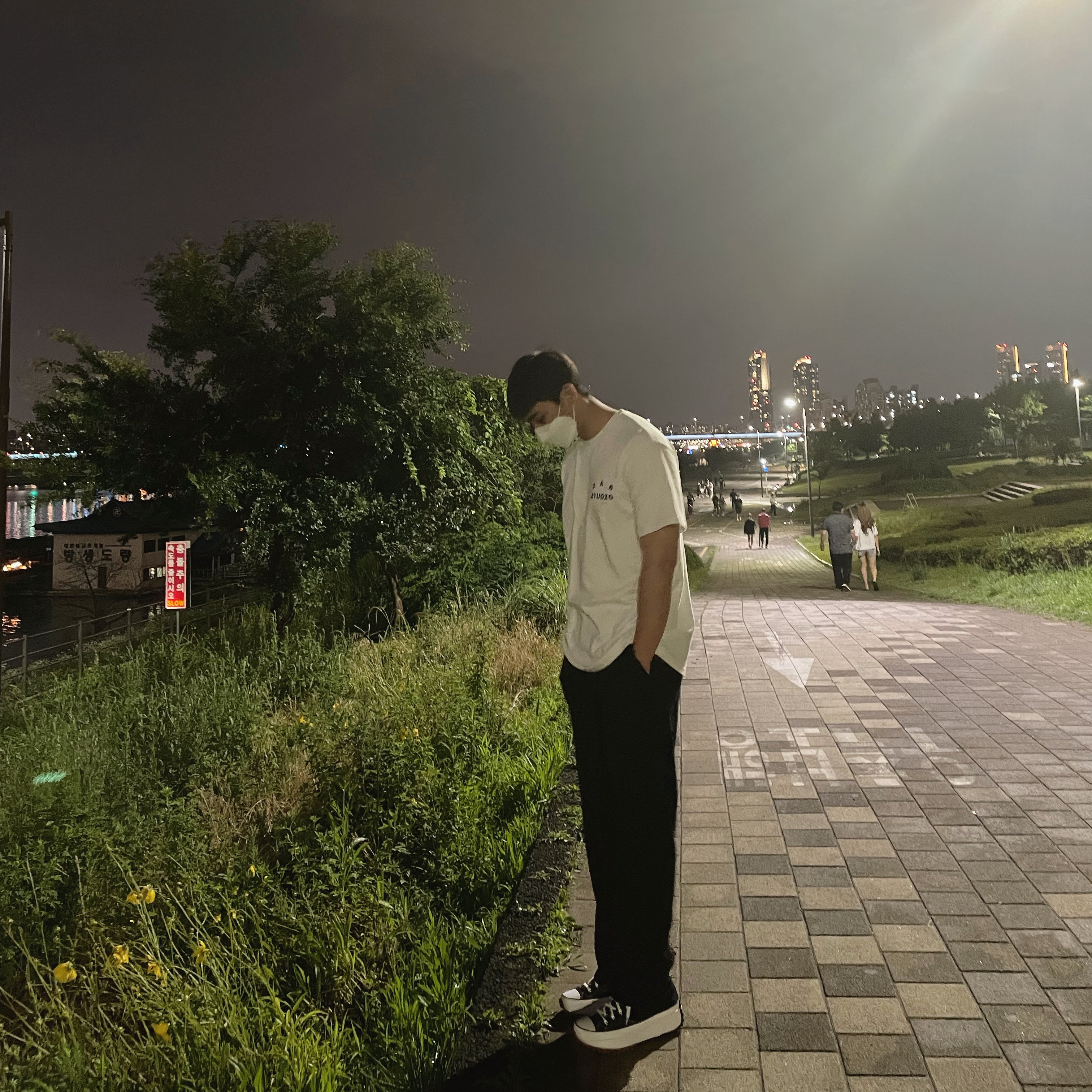 IAB Studio T-Shirt White, Converse Run Star Hike Hi Black White Gum 착용 스타일