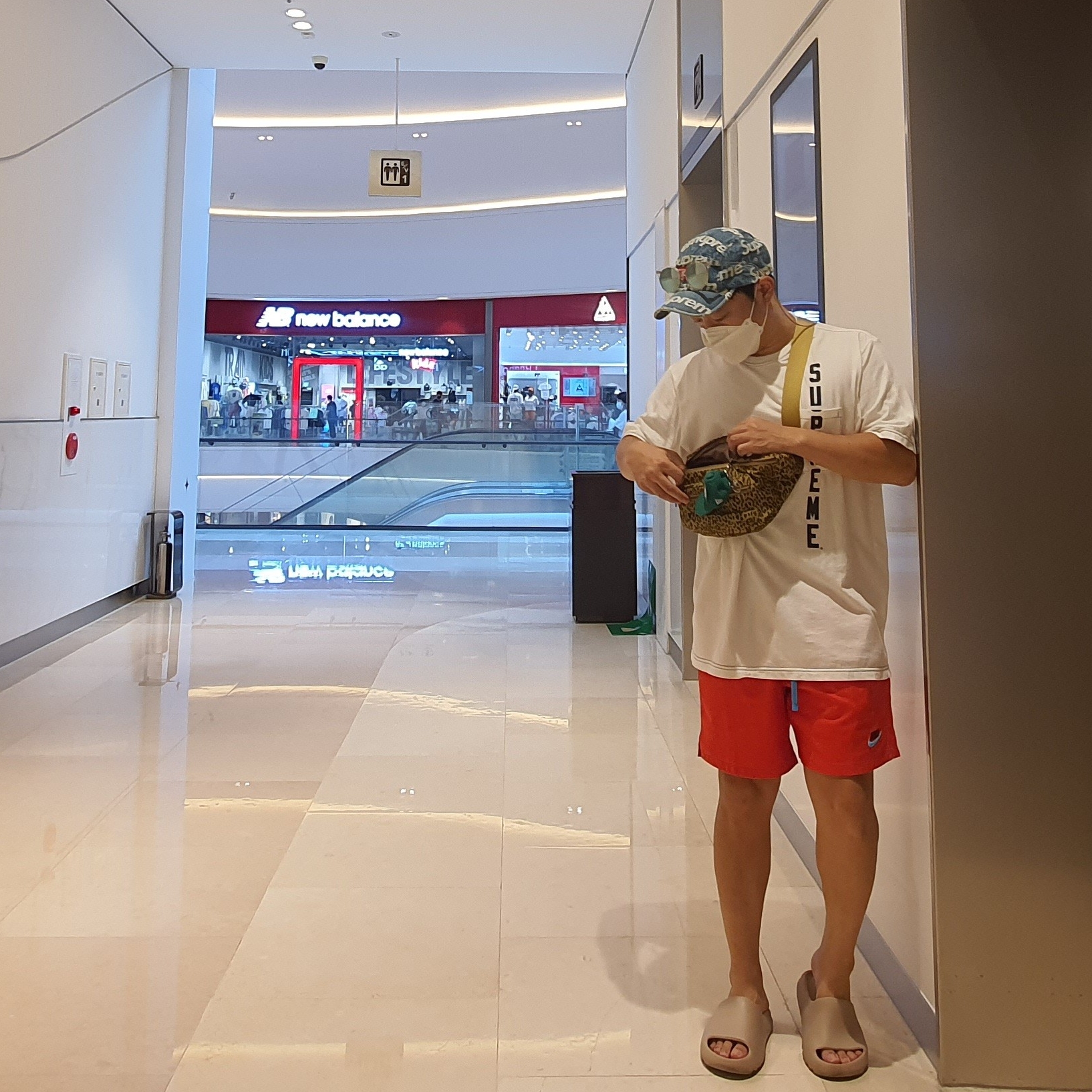 Supreme Contrast Stitch Pocket T-Shirt White - 20SS, Supreme Frayed Logos Denim Camp Cap Blue - 21SS 착용 스타일