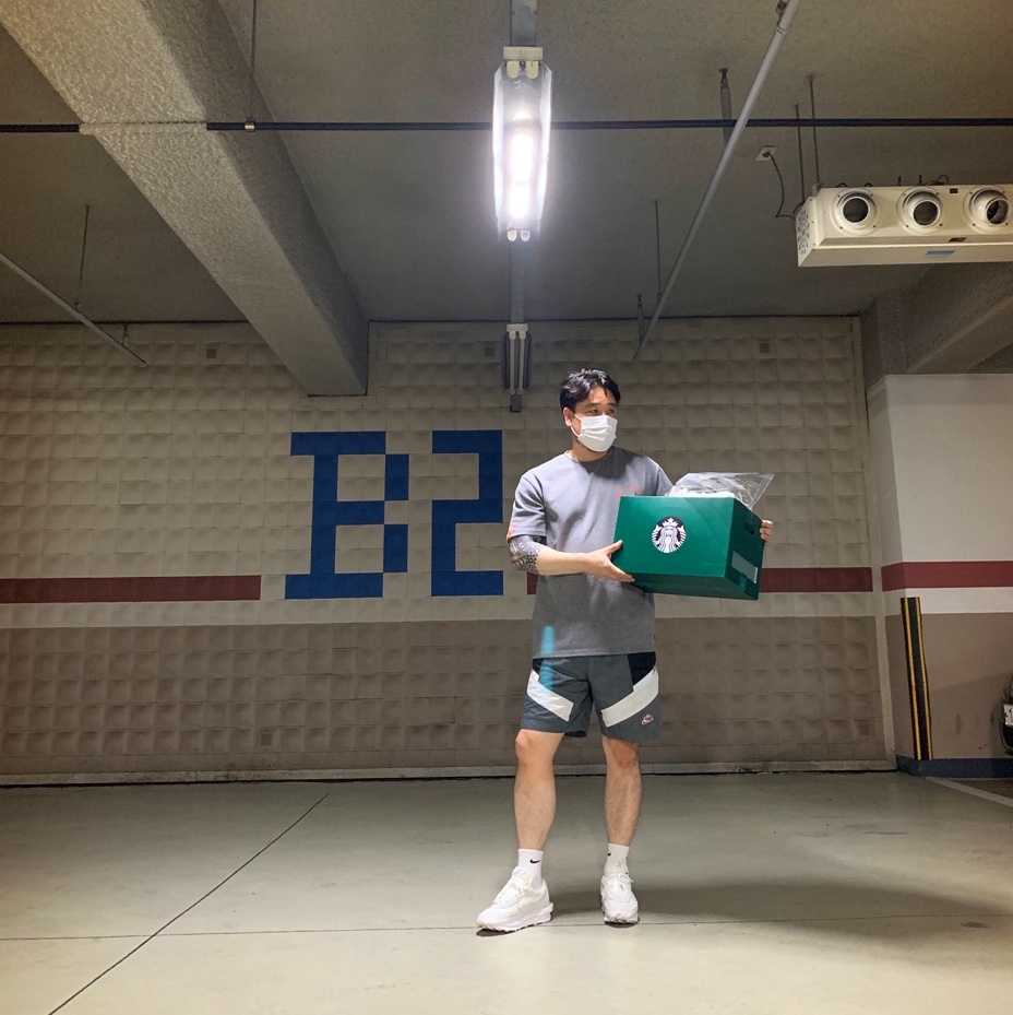 Nike x Sacai LDWaffle White Nylon, IAB Studio x Doosan Infracore T-Shirt Dark Gray 착용 스타일