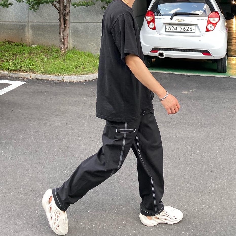 Adidas Yeezy Foam RNNR Ararat 착용 스타일 - 1