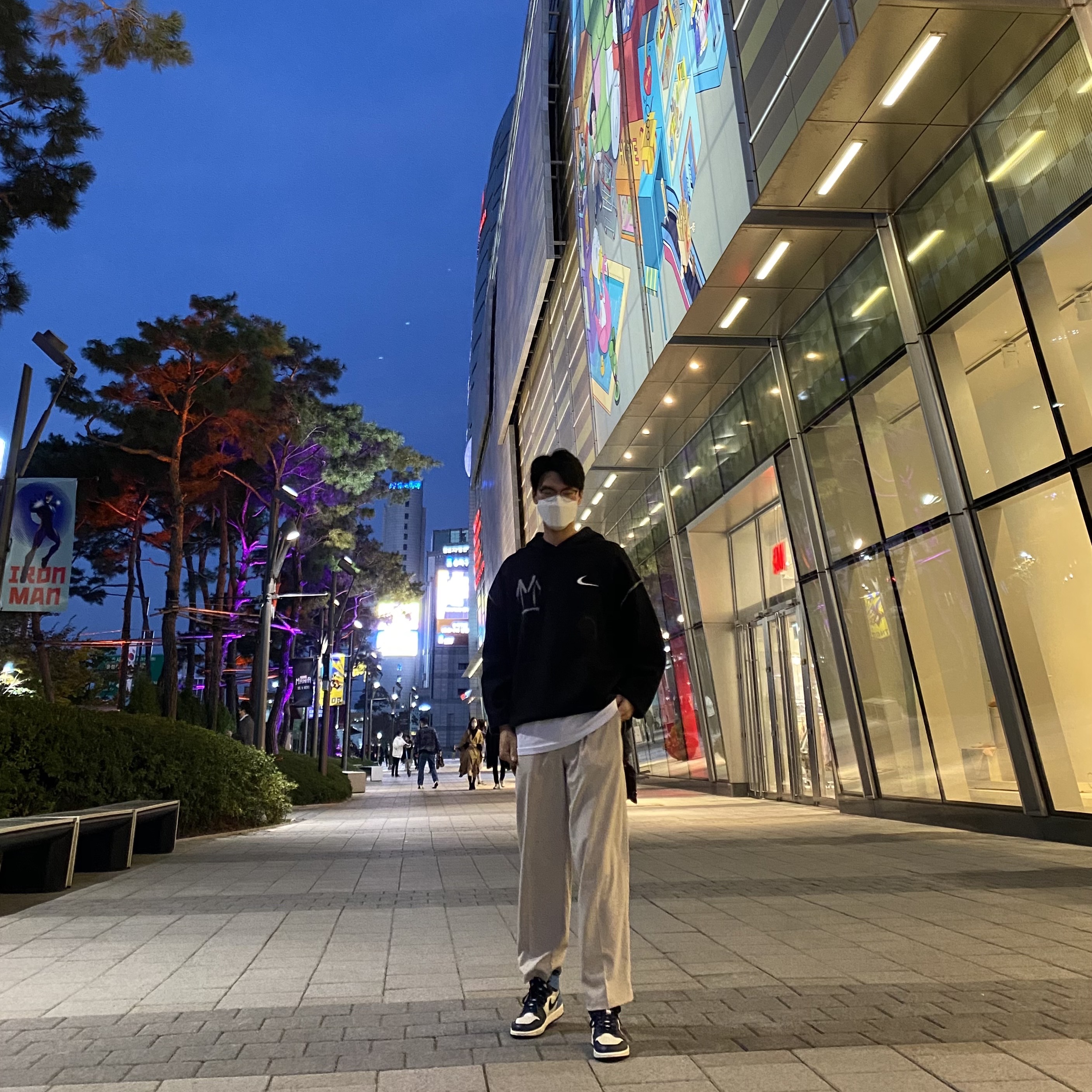 Jordan 1 Retro High Obsidian UNC, Nike x Off-White NRG RU Hoodie 착용 스타일