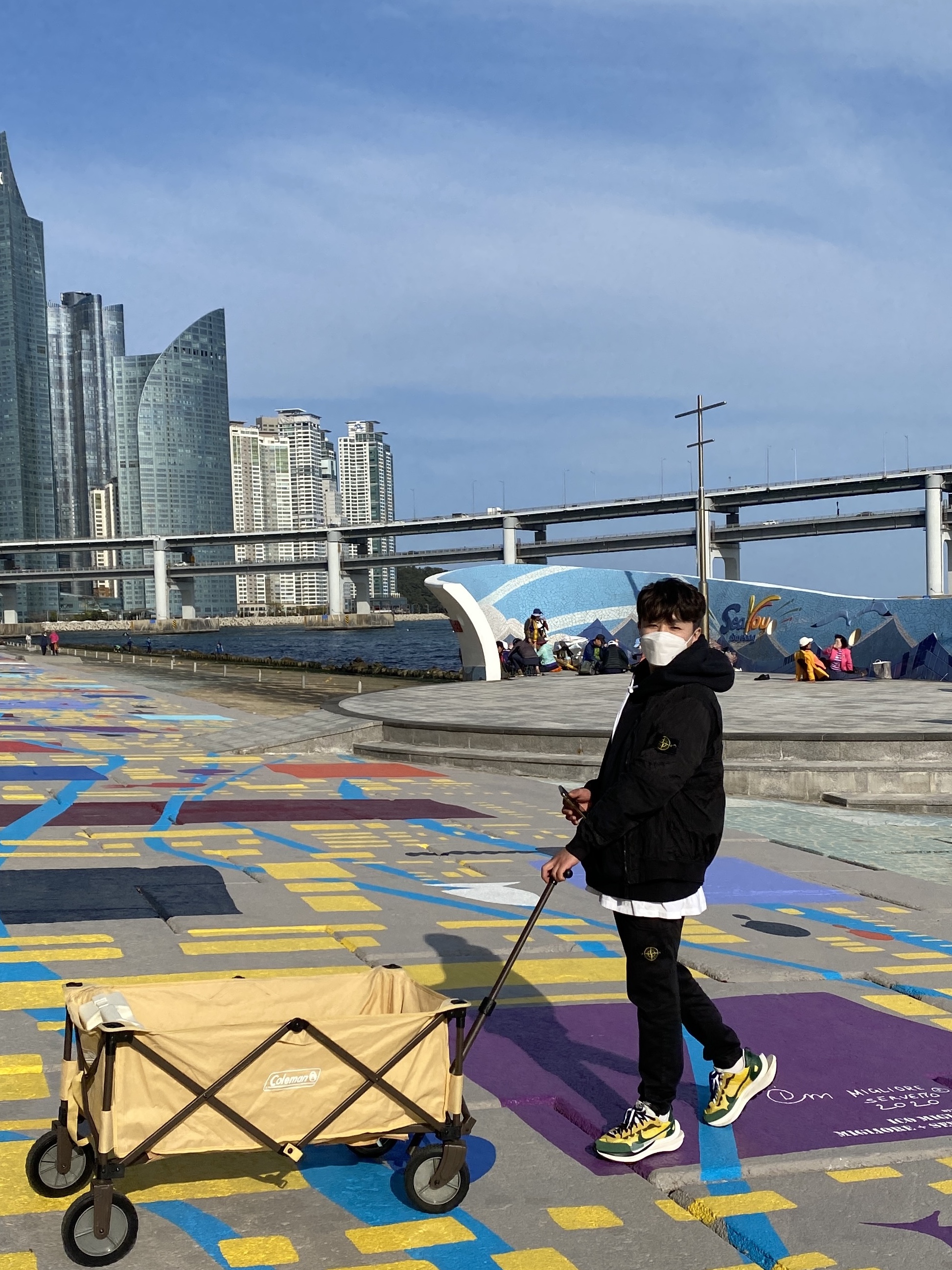 Nike x Sacai VaporWaffle Tour Yellow & Gorge Green Sail 착용 스타일