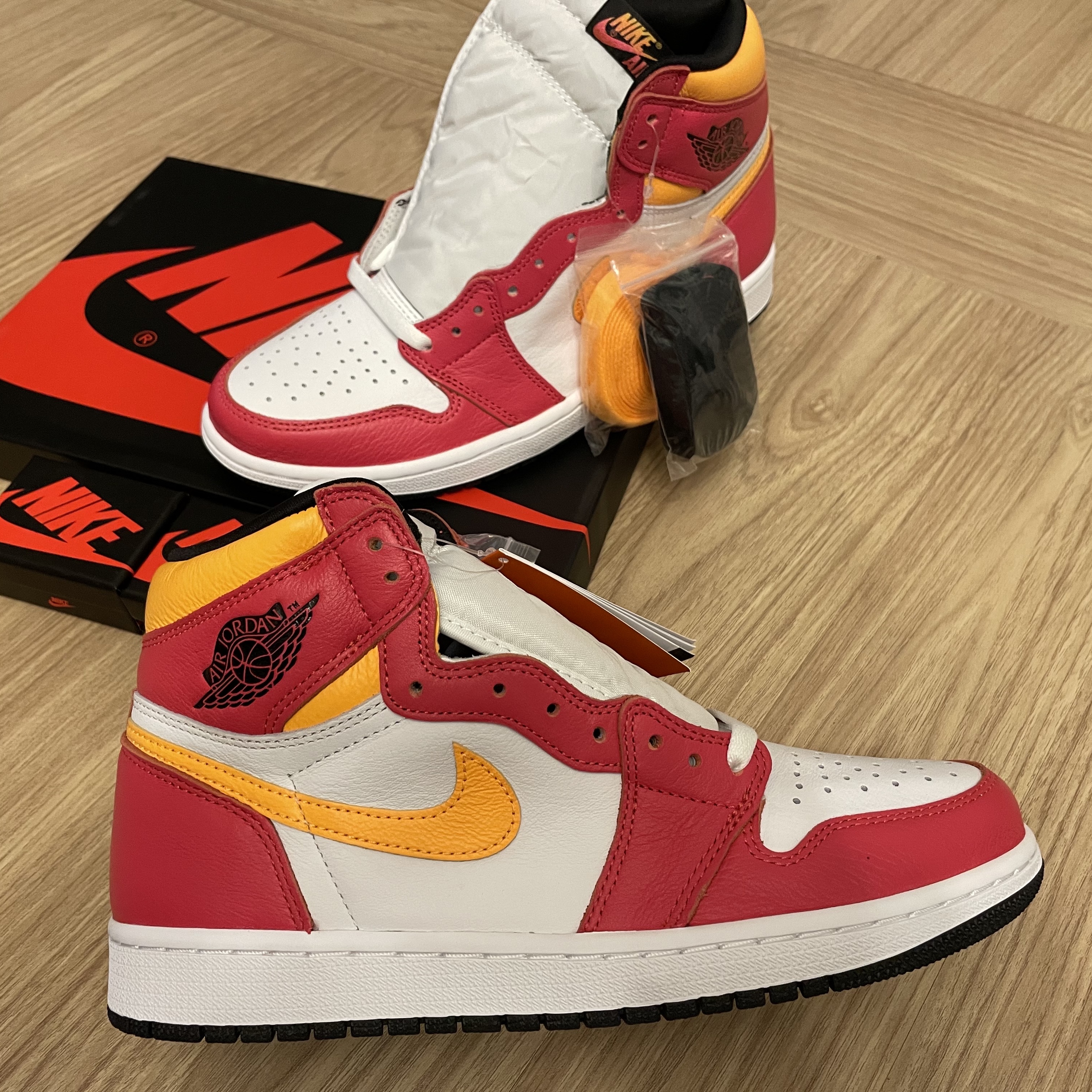 Jordan 1 Retro High OG Light Fusion Red 착용 스타일 - 4