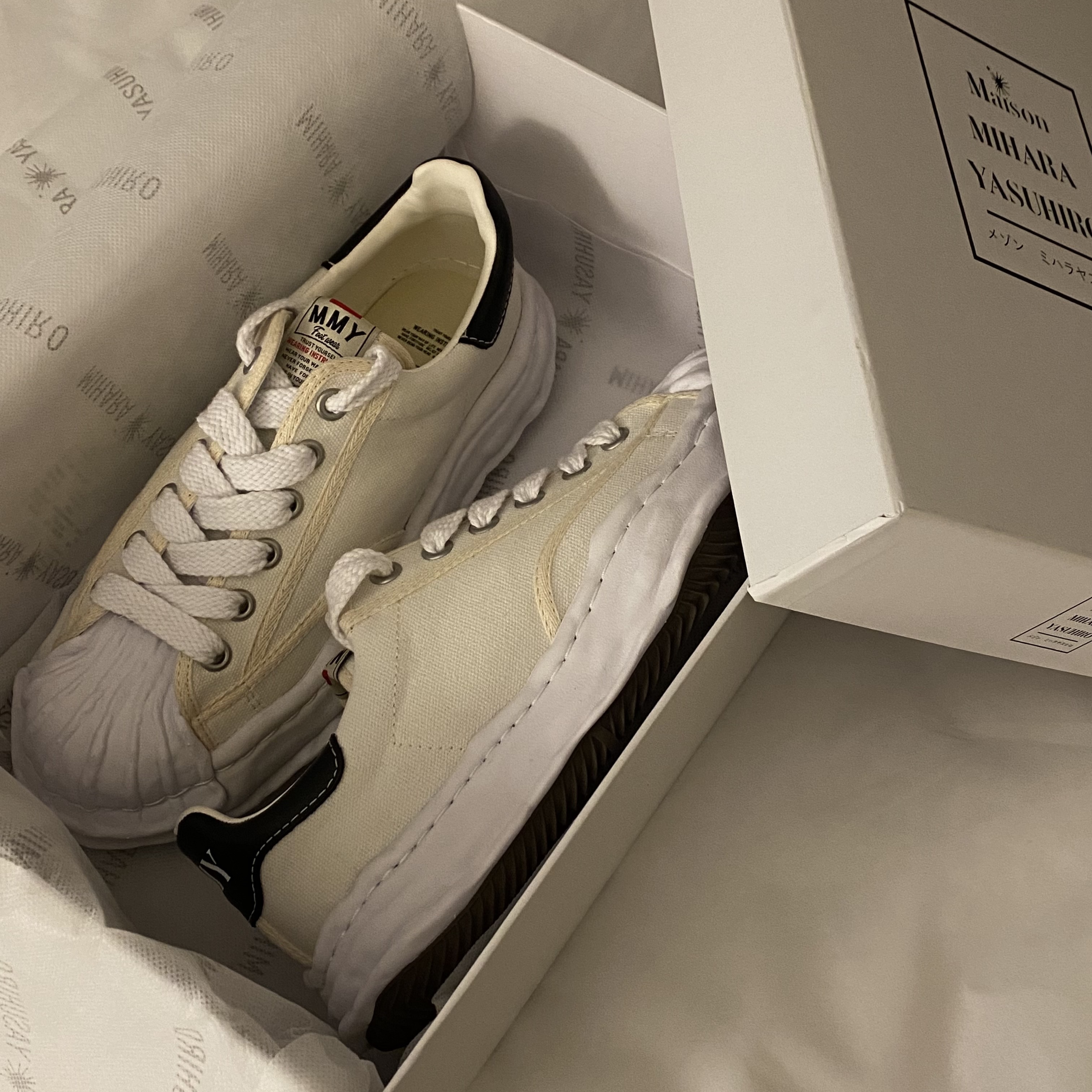 Maison Mihara Yasuhiro Blakey OG Sole Canvas Low-top Sneakers White 착용 스타일