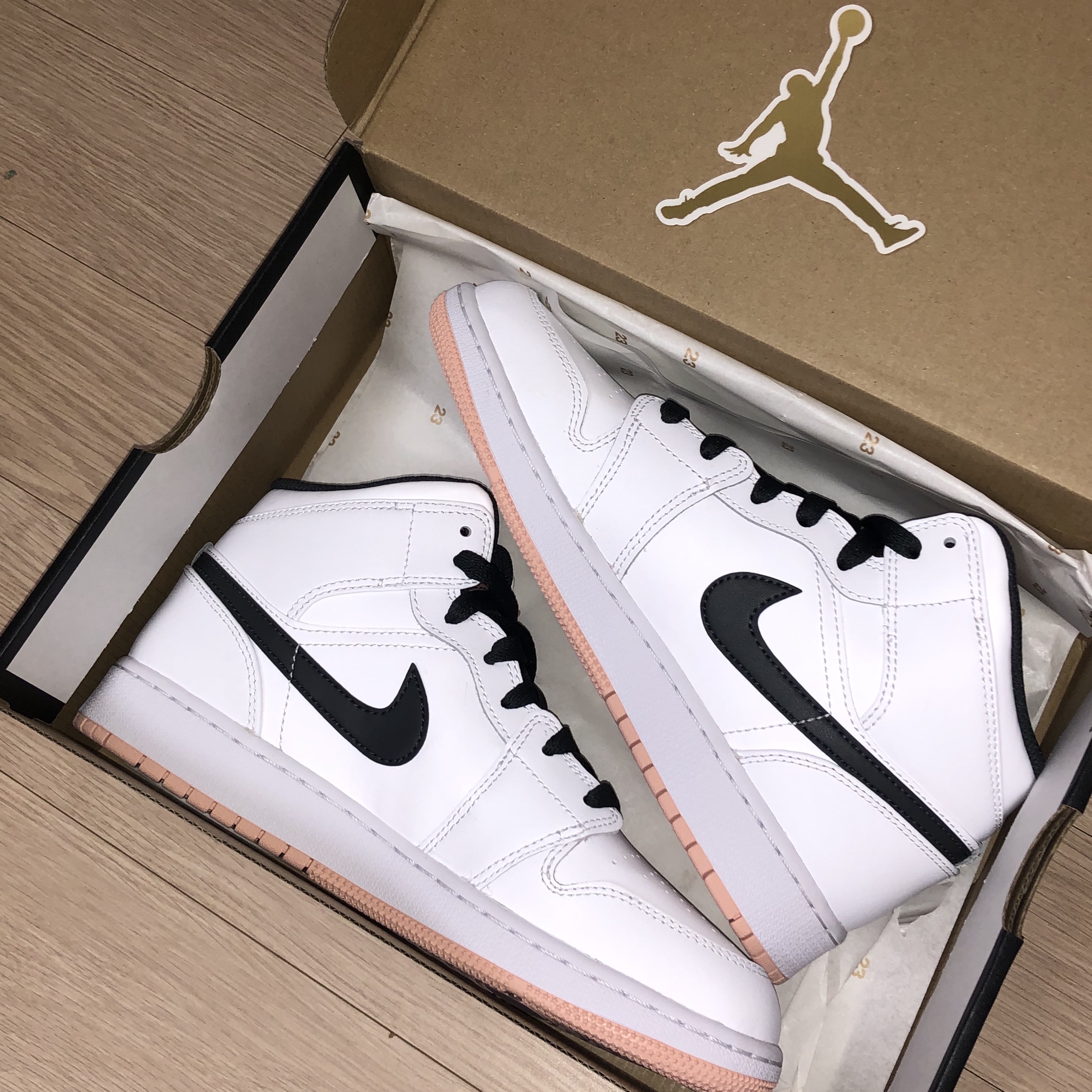 (GS) Jordan 1 Mid White Arctic Orange 착용 스타일 - 1