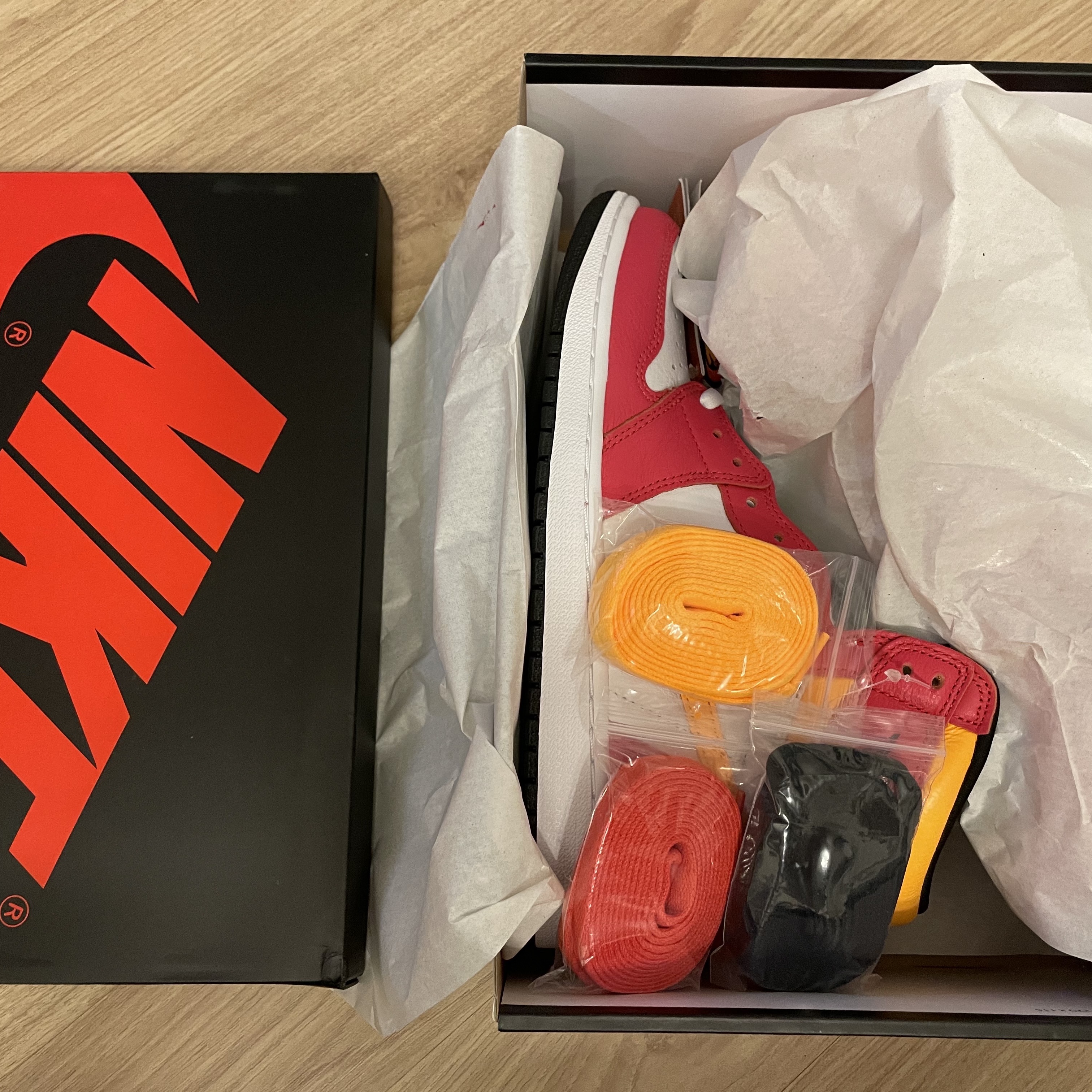Jordan 1 Retro High OG Light Fusion Red 착용 스타일 - 2