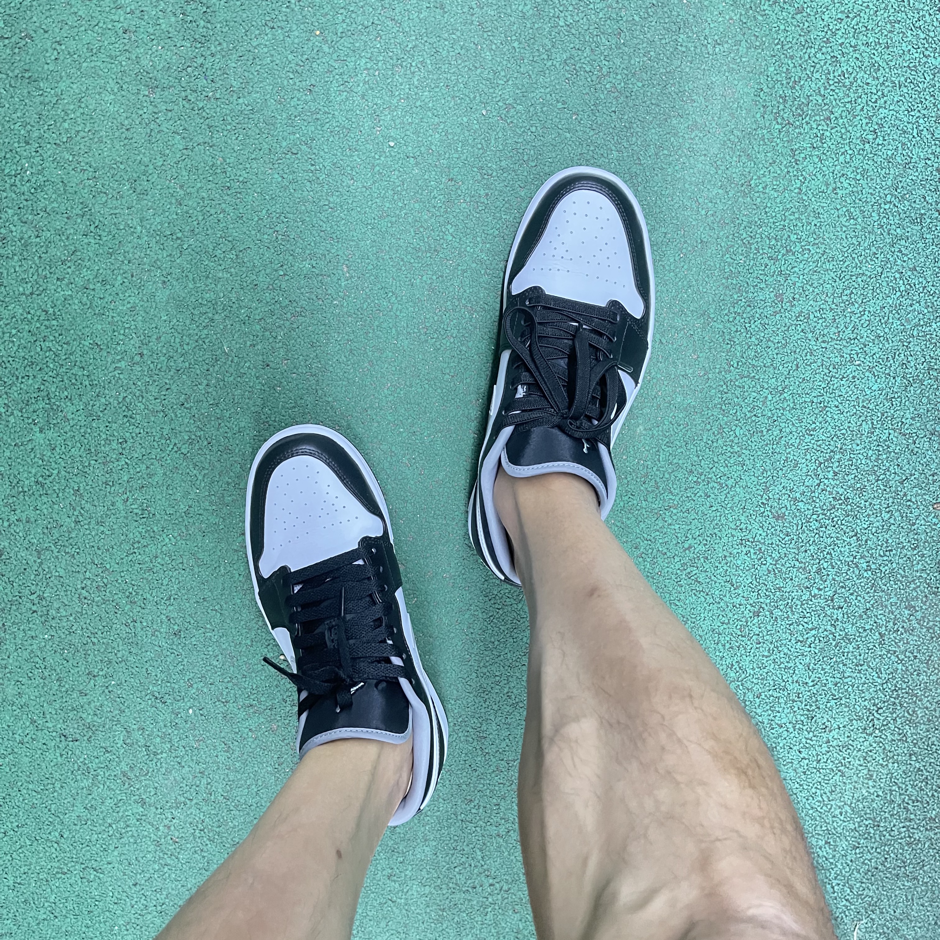 Jordan 1 Low Black Particle Grey 착용 스타일 - 1