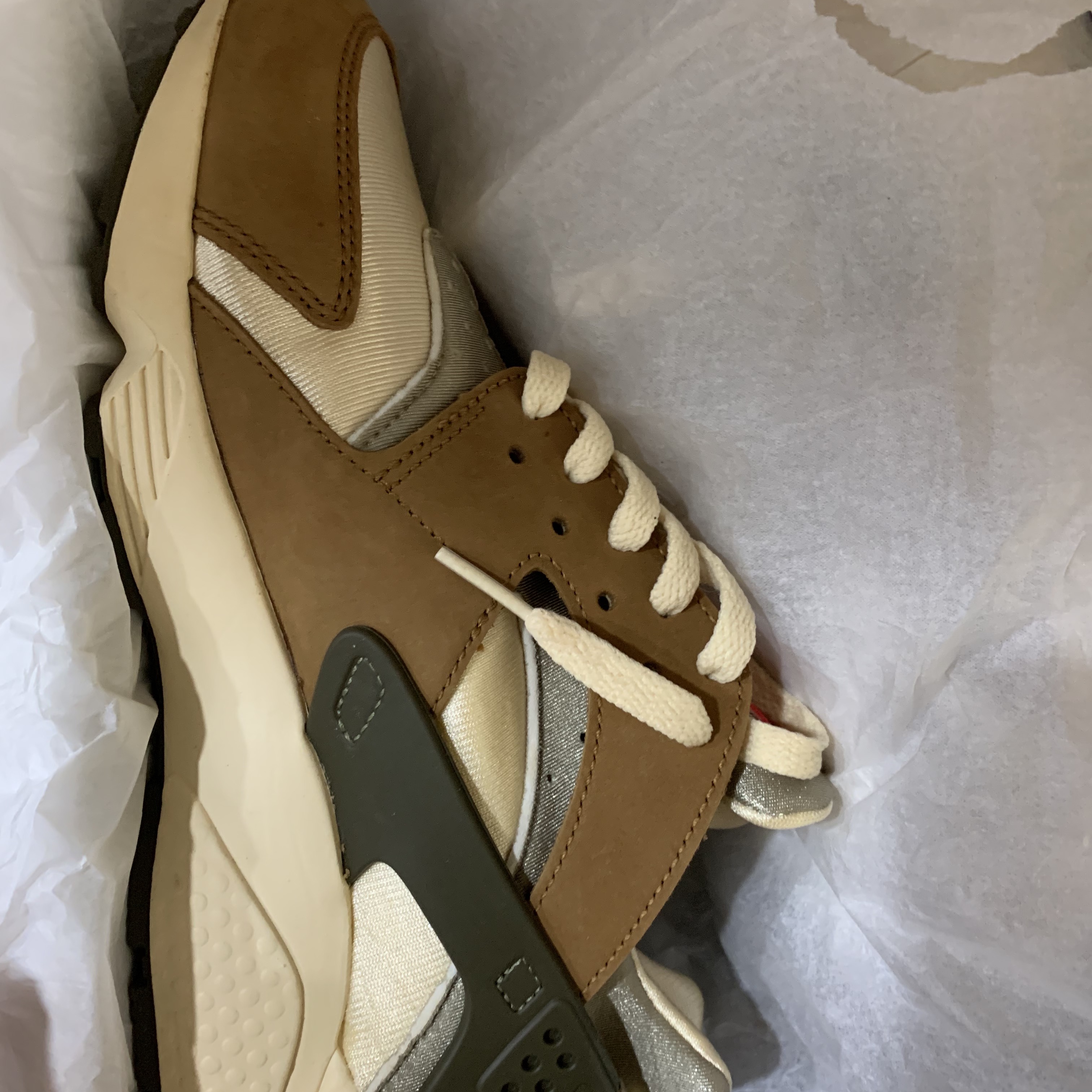 Nike x Stussy Air Huarache LE Desert Oak 착용 스타일