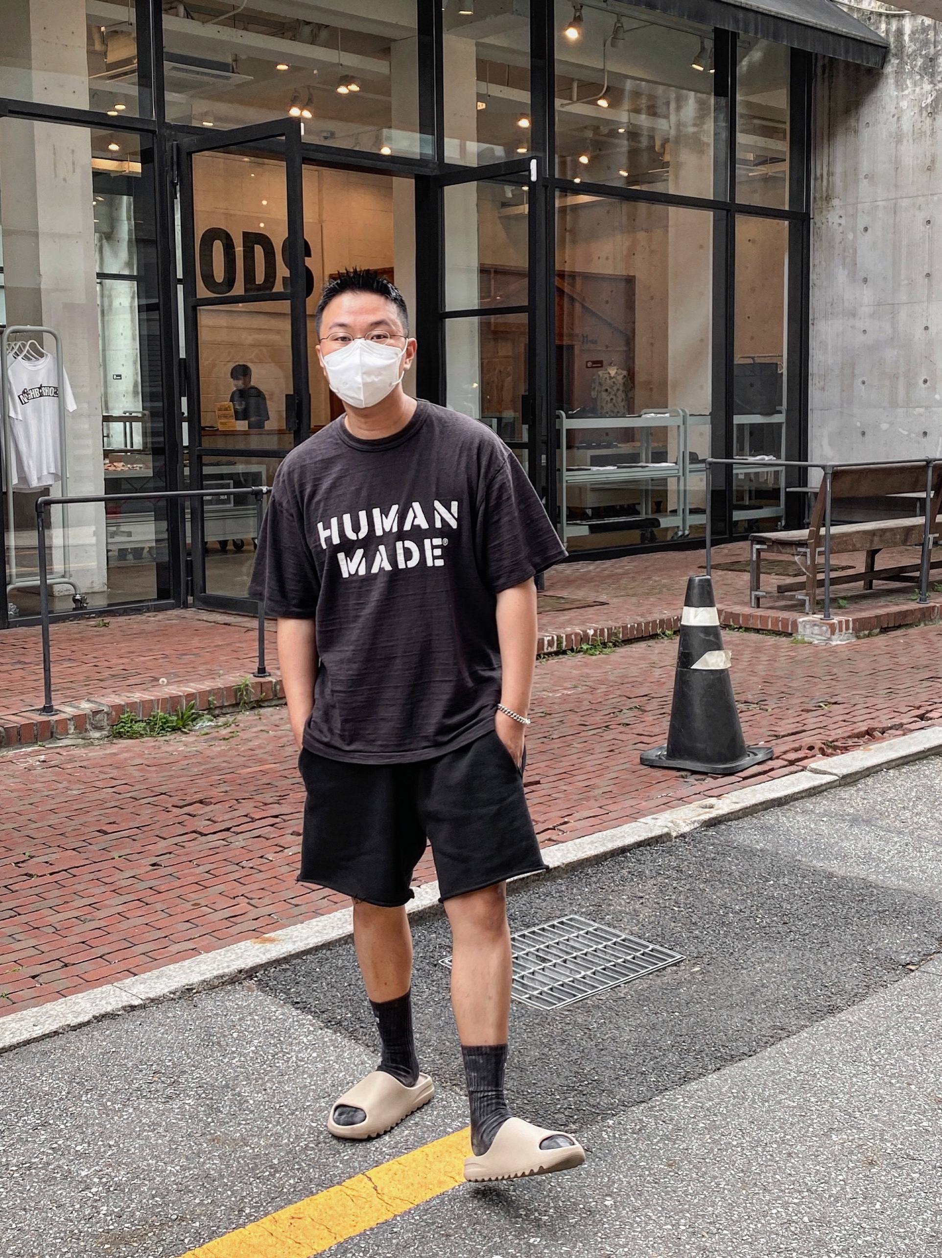 Adidas Yeezy Slide Pure 착용 스타일