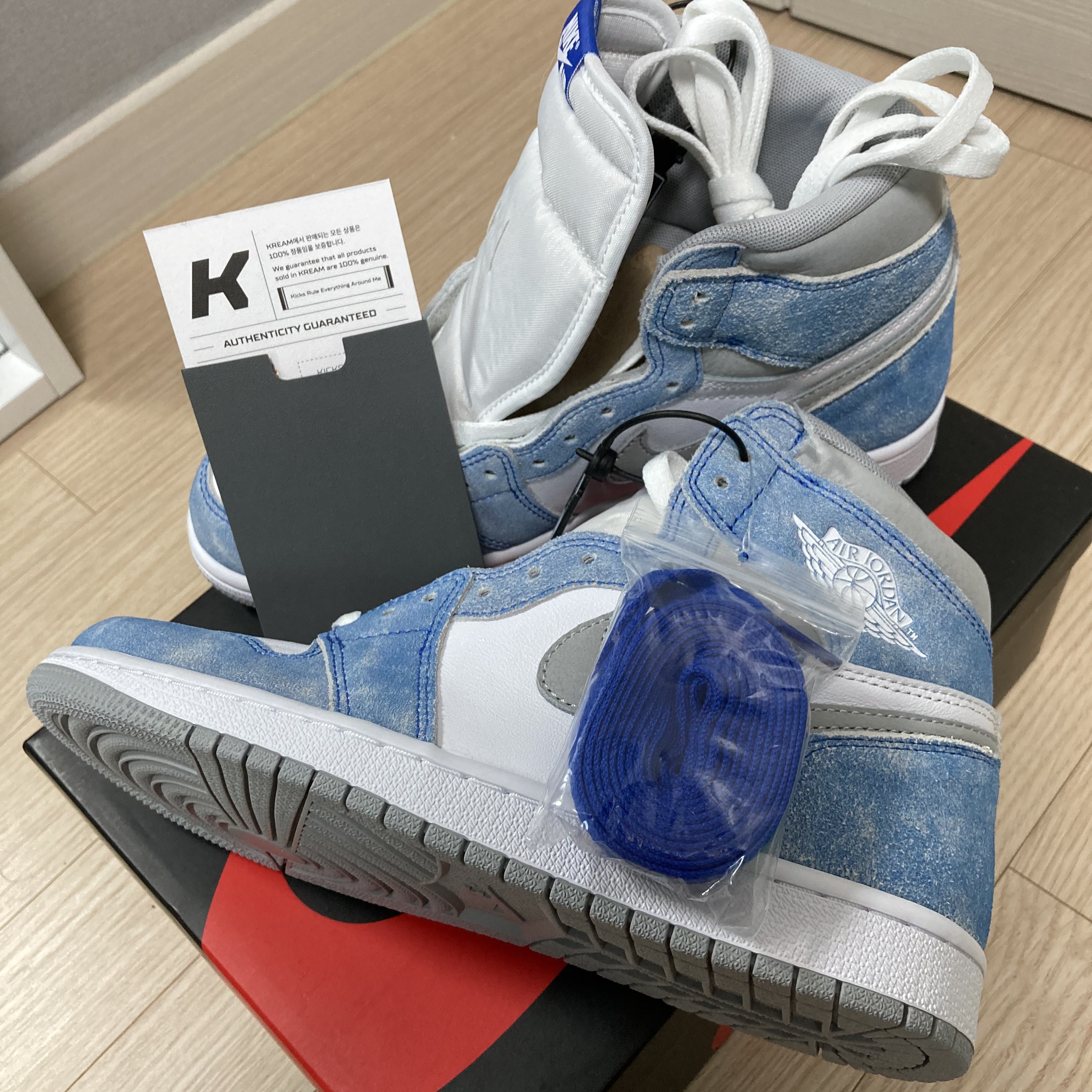 Jordan 1 Retro High OG Hyper Royal 착용 스타일 - 1