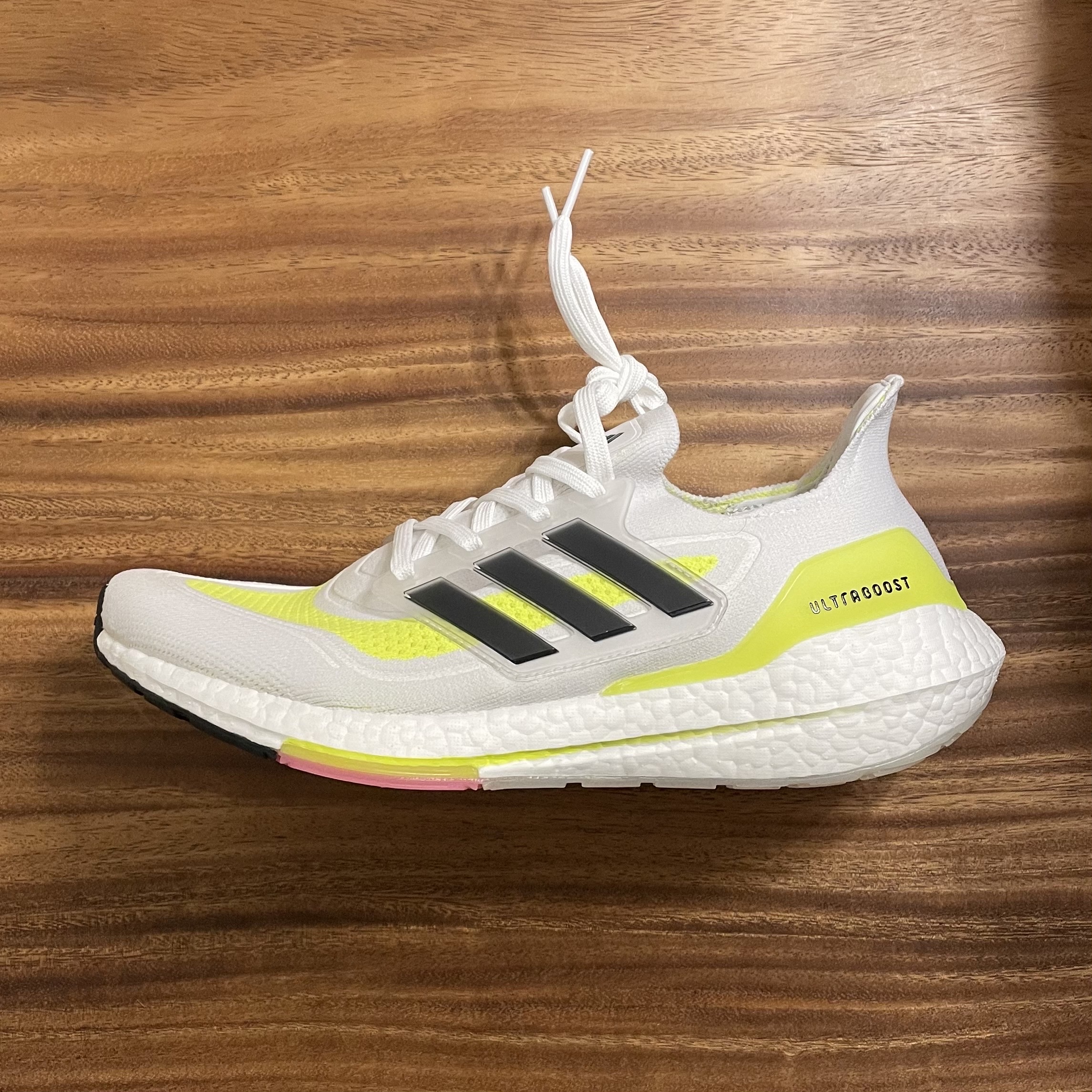 Adidas Ultraboost 21 Solar Yellow 착용 스타일
