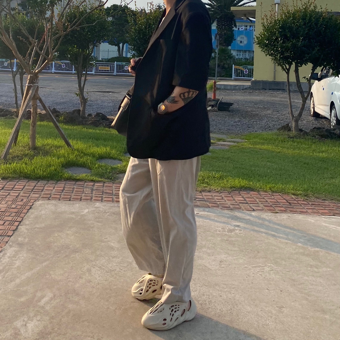 Adidas Yeezy Foam RNNR Sand 착용 스타일 - 2