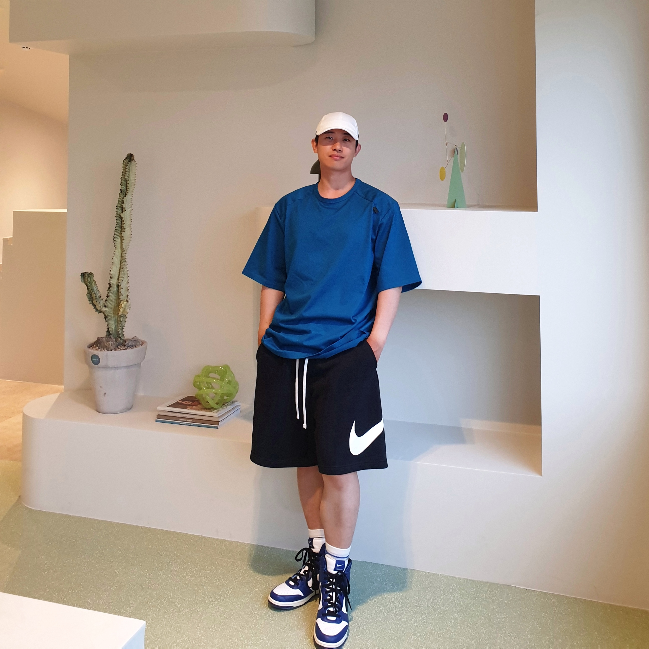 Nike x Ambush Dunk High Deep Royal Blue, Nike x Drake Nocta Cardinal Stock Essential Cap White 착용 스타일 - 3
