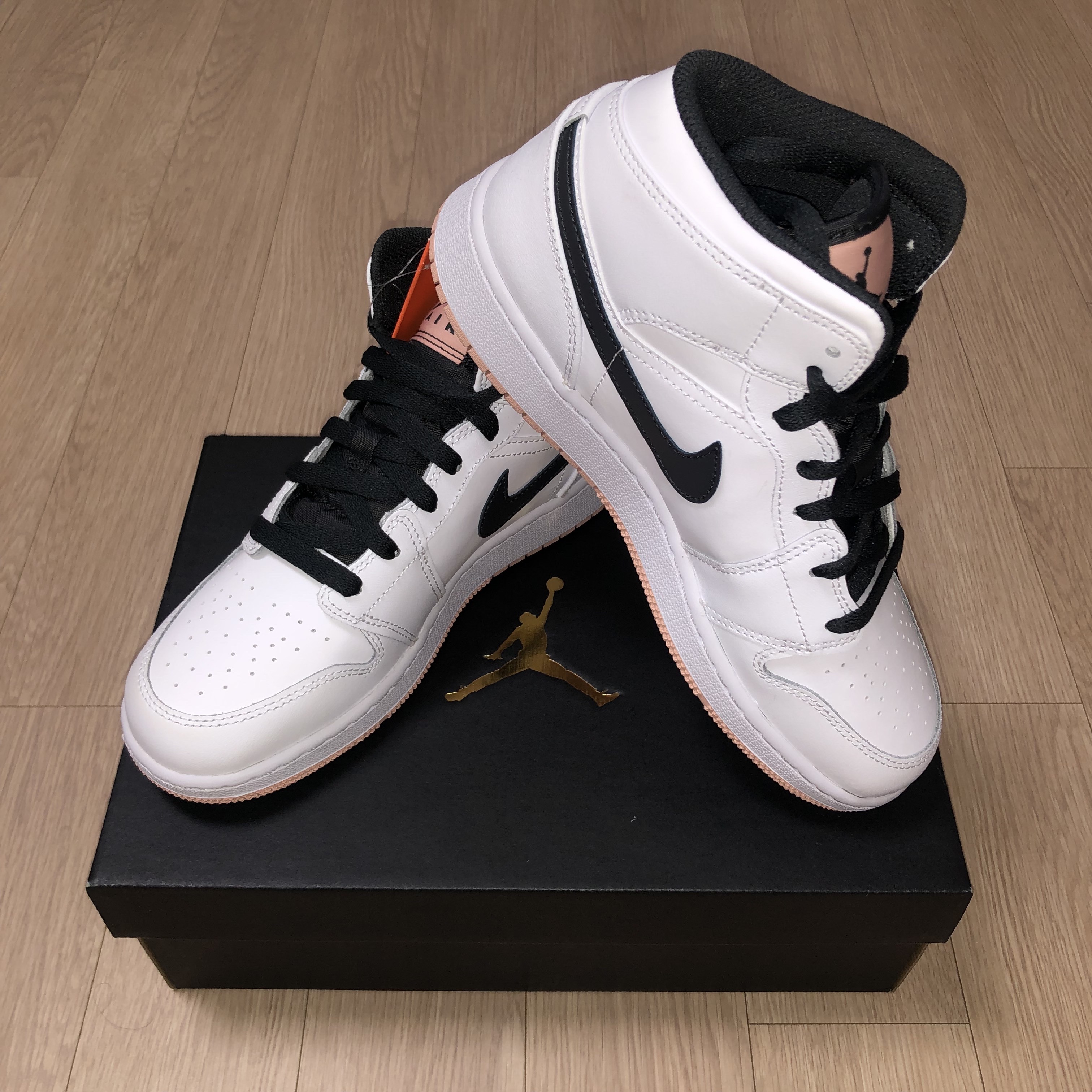 (GS) Jordan 1 Mid White Arctic Orange 착용 스타일 - 2