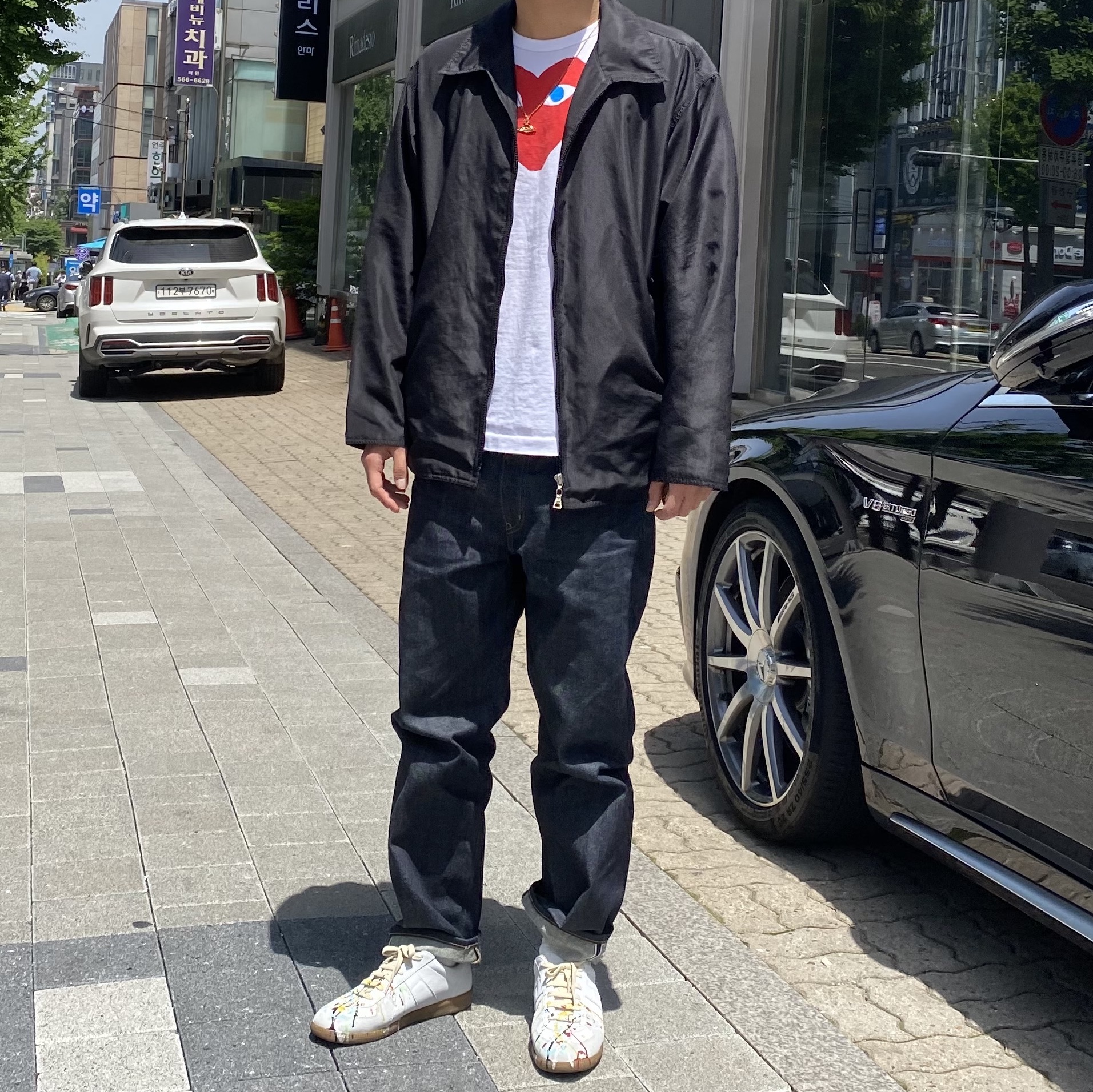Maison Margiela Replica Paint Drop Sneakers, Play Comme des Garcons Red Double Heart T-Shirt White 착용 스타일