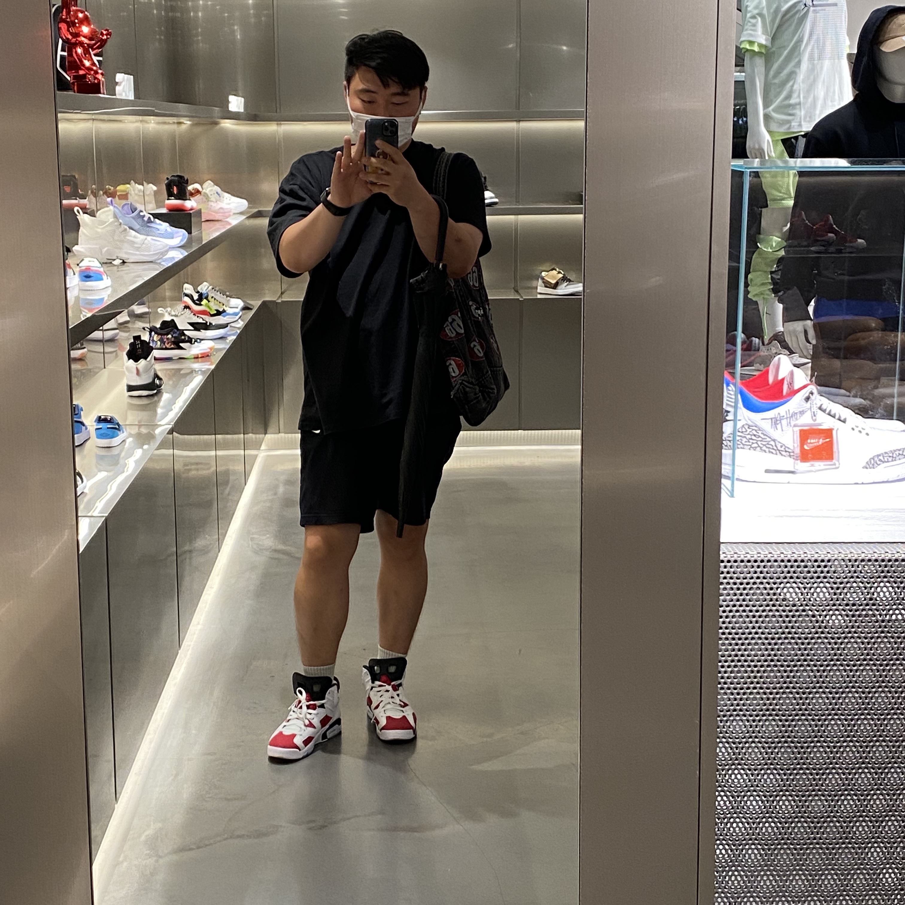 Essentials T-Shirt Black - 21SS, Jordan 6 Retro Carmine 2021 착용 스타일 - 1