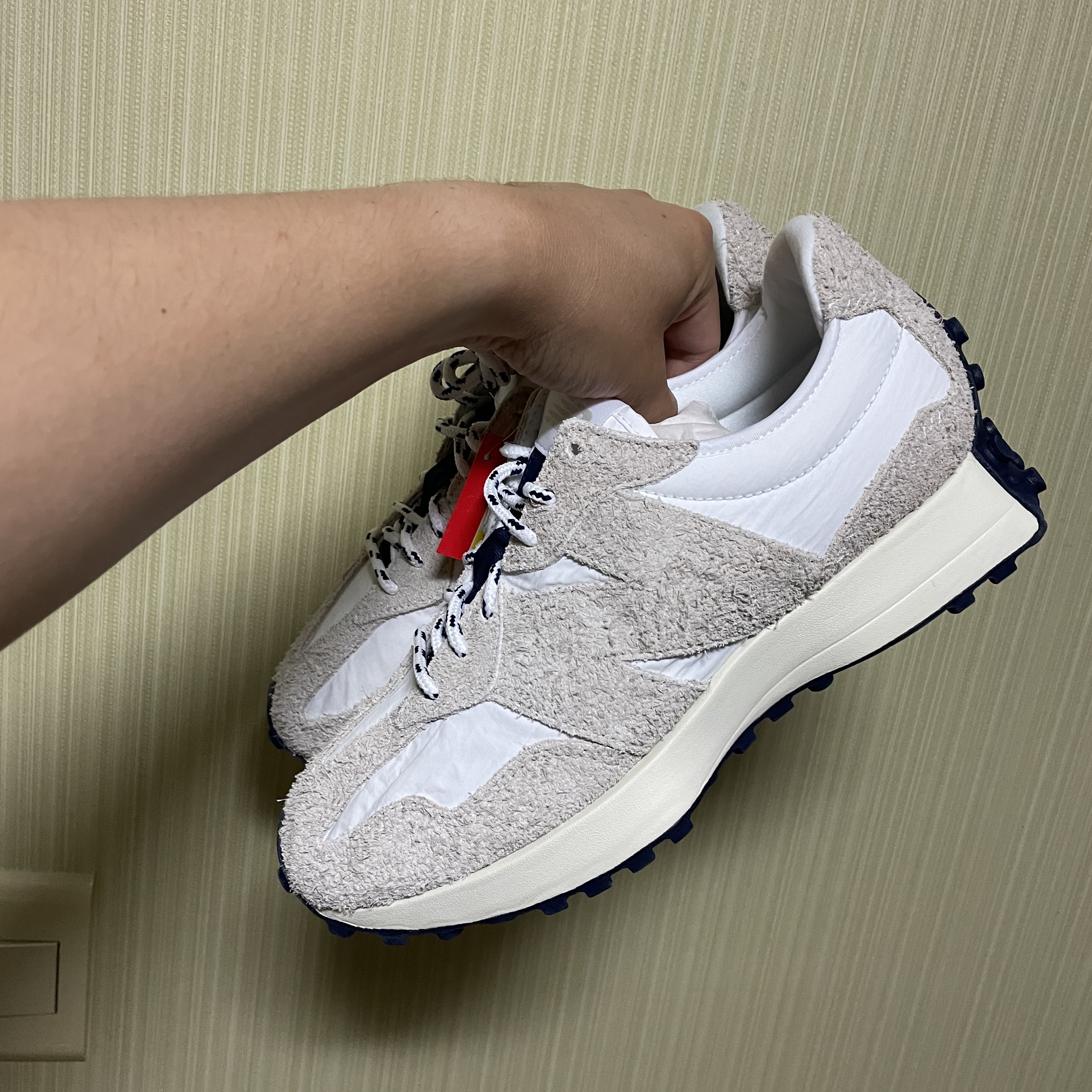 New Balance 327 Moonbeam White 착용 스타일 - 1