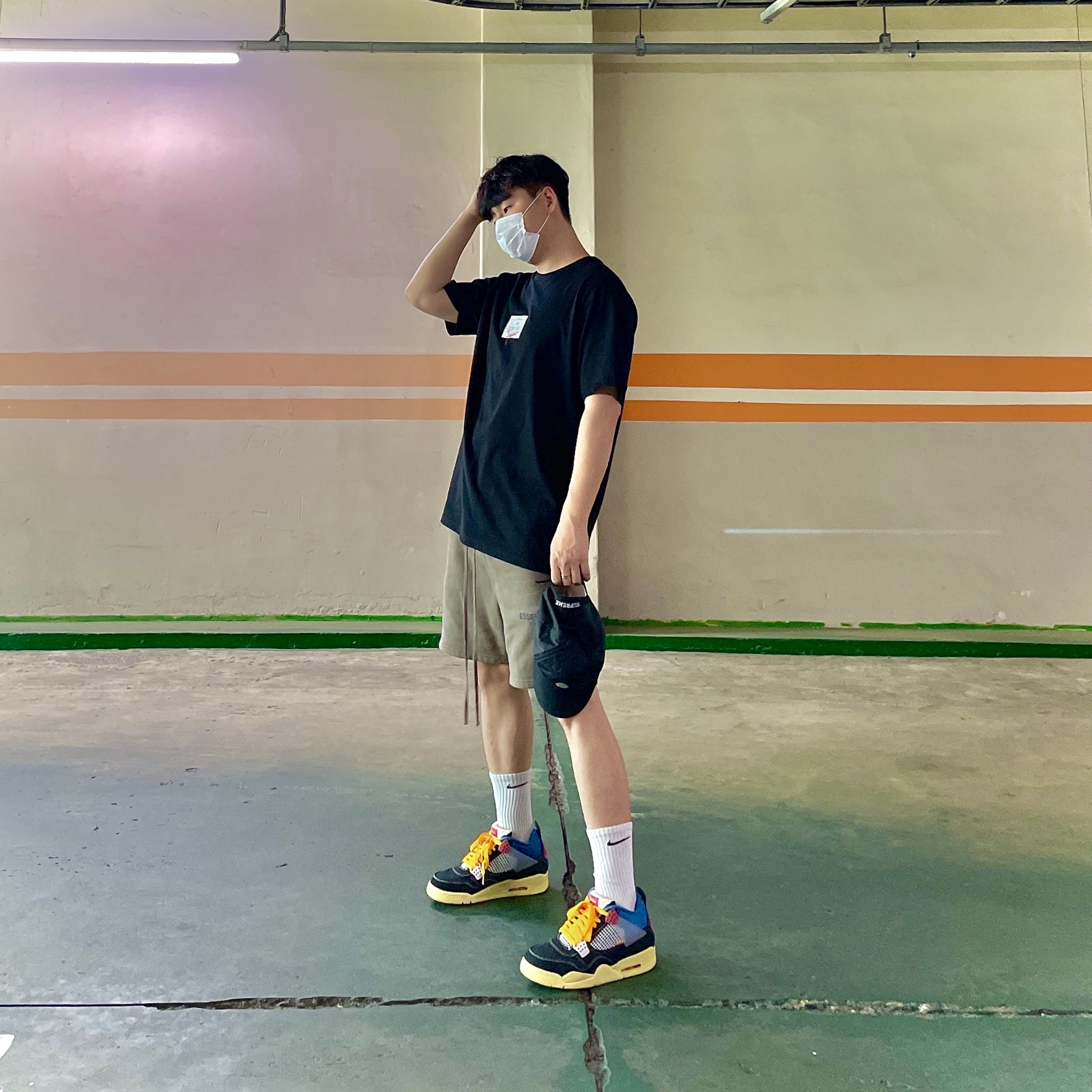 Supreme Signature Label S/S Top Black - 21SS, Essentials Sweatshorts Taupe - 21SS 착용 스타일 - 2