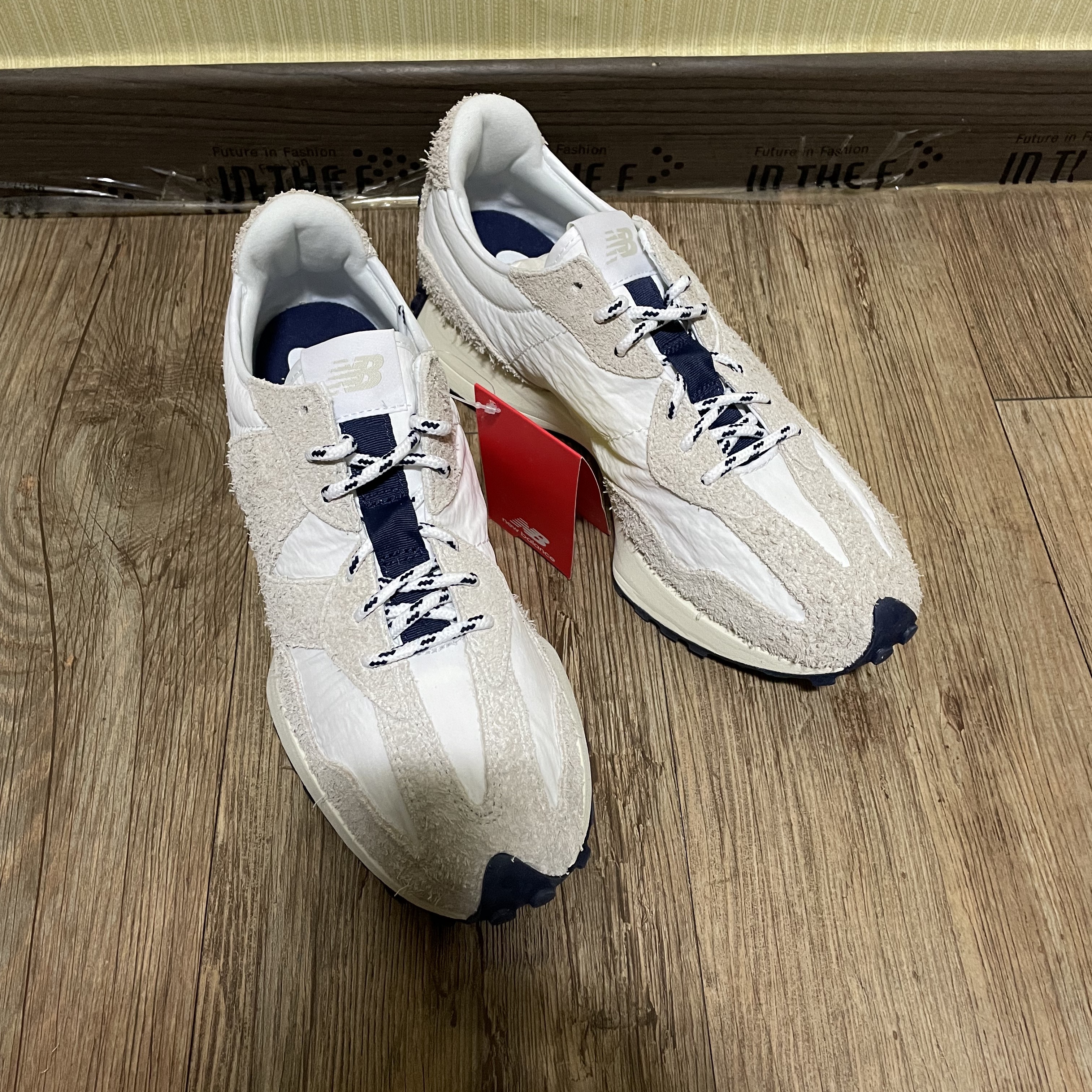 New Balance 327 Moonbeam White 착용 스타일 - 3