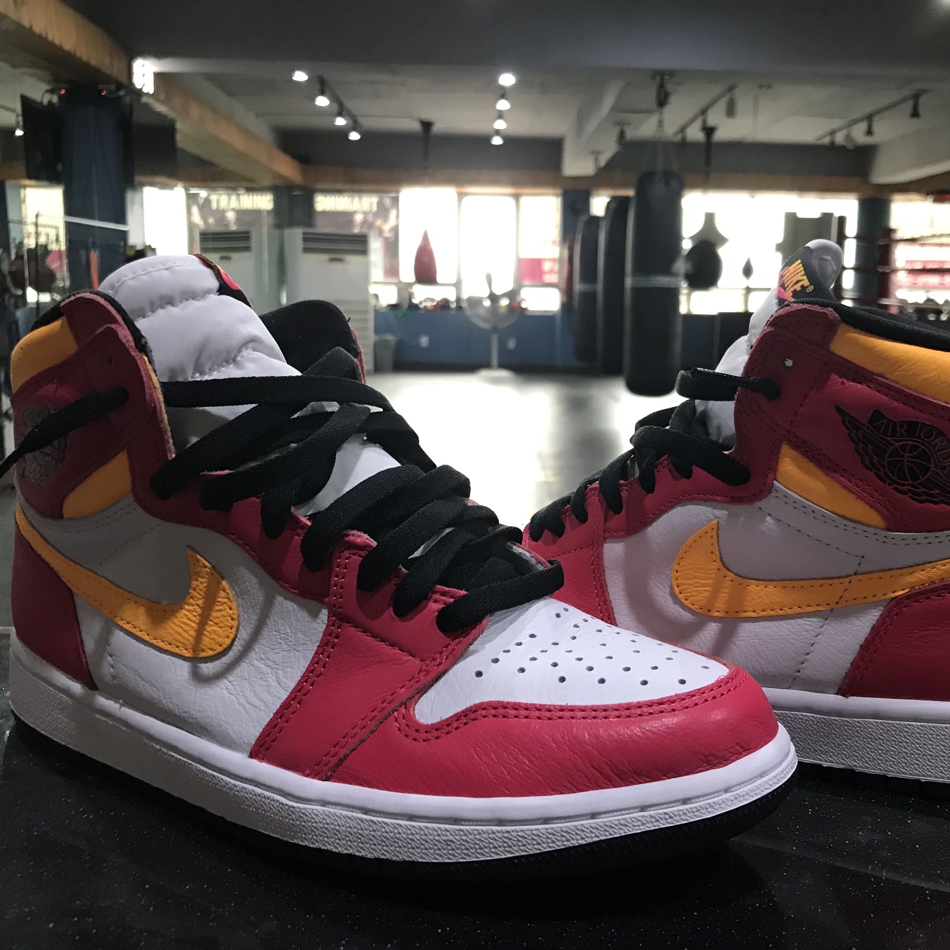 Jordan 1 Retro High OG Light Fusion Red 착용 스타일 - 2