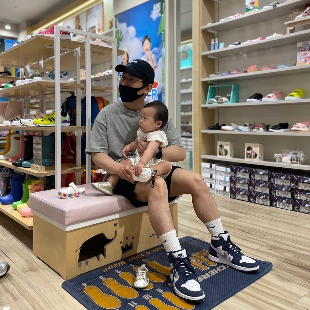 Jordan 1 Retro High OG CO.JP Midnight Navy, Nike NRG Solo Swoosh T-Shirt Dark Grey Heather - US/EU 착용 스타일 - 1