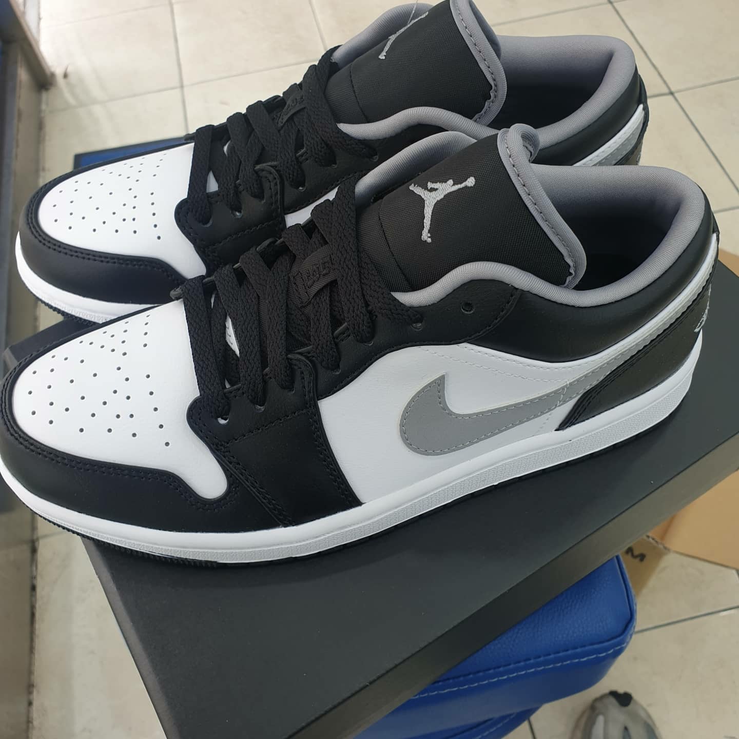 Nike Dunk Low Retro Black, Jordan 1 Low Black Particle Grey 착용 스타일 - 1