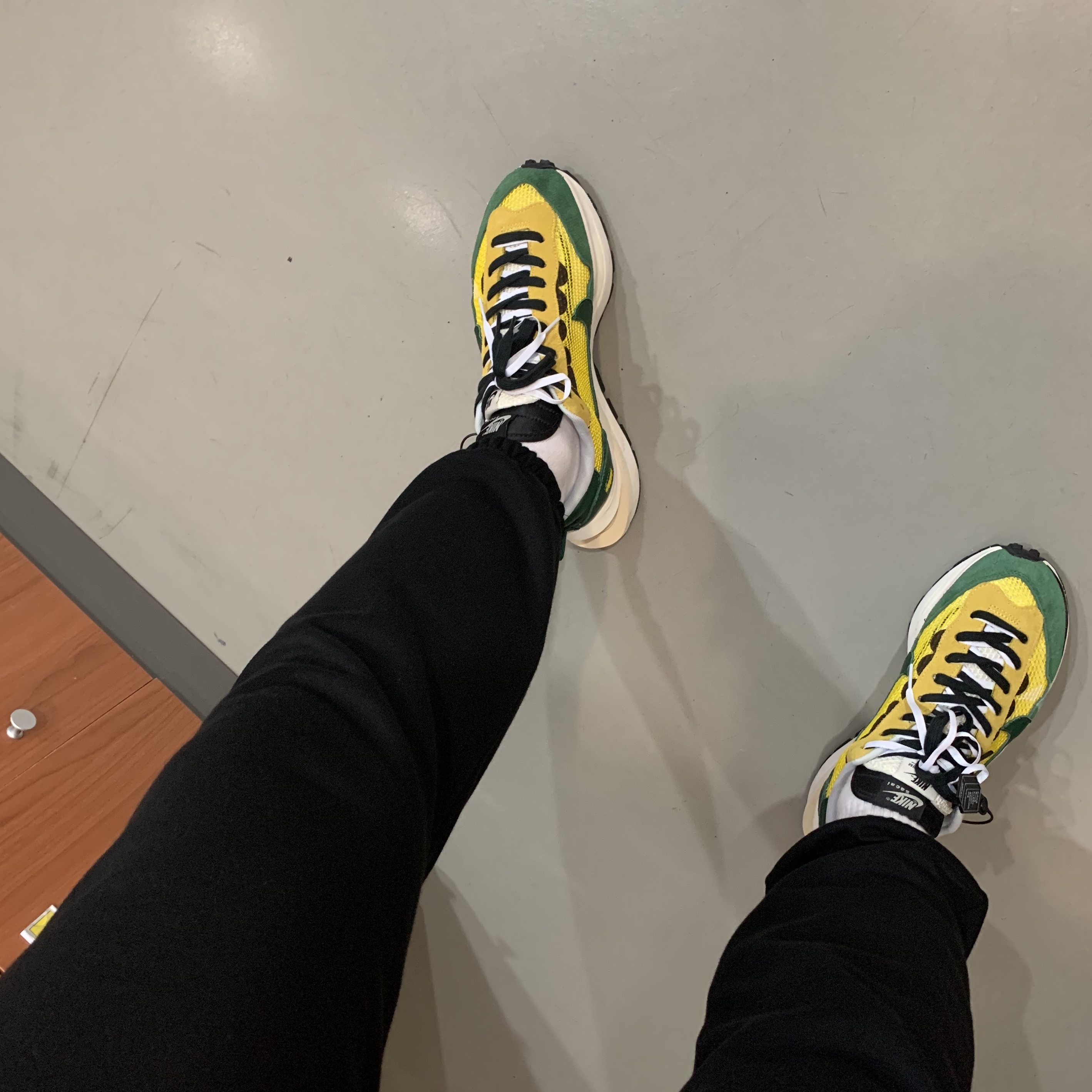 Nike x Sacai VaporWaffle Tour Yellow & Gorge Green Sail 착용 스타일